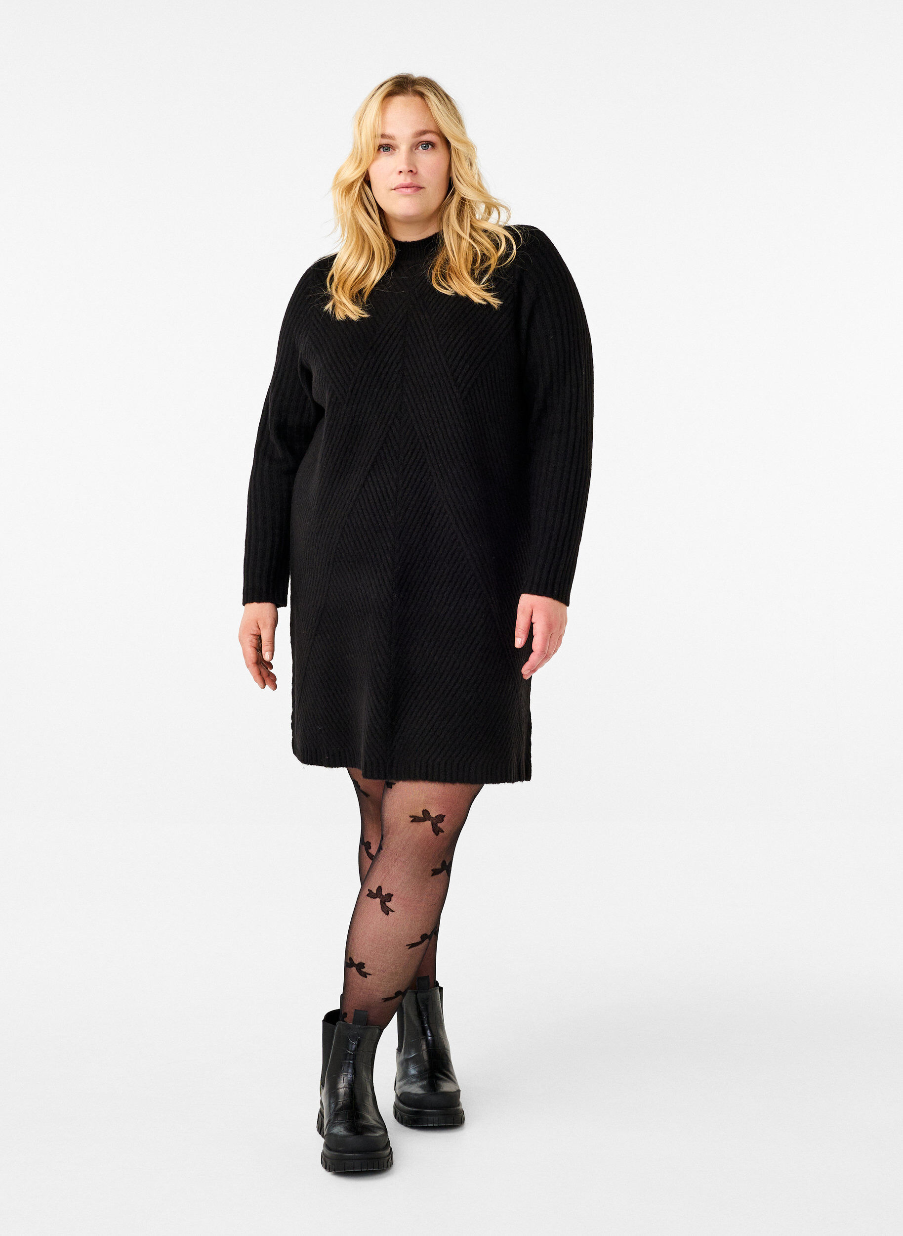 Zizzi Robe courte c&ocirc;tel&eacute;e &agrave; col rond, Black, Model image number 2