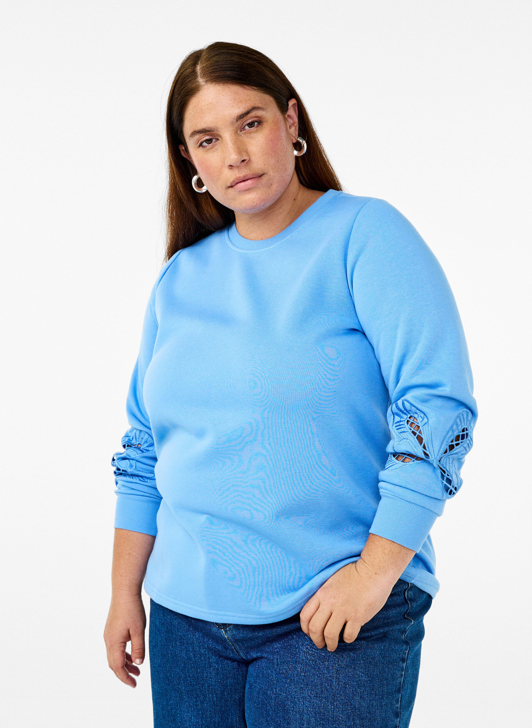 Zizzi Sweatshirt avec d&eacute;coupes &agrave; motifs brod&eacute;s, Della Robbia Blue, Model image number 0