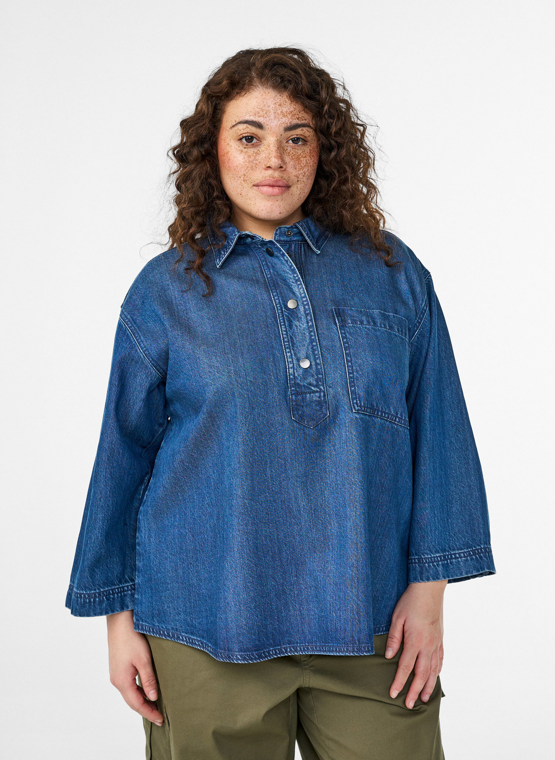 Chemise en denim ample avec manches 3/4, Bleu, Model