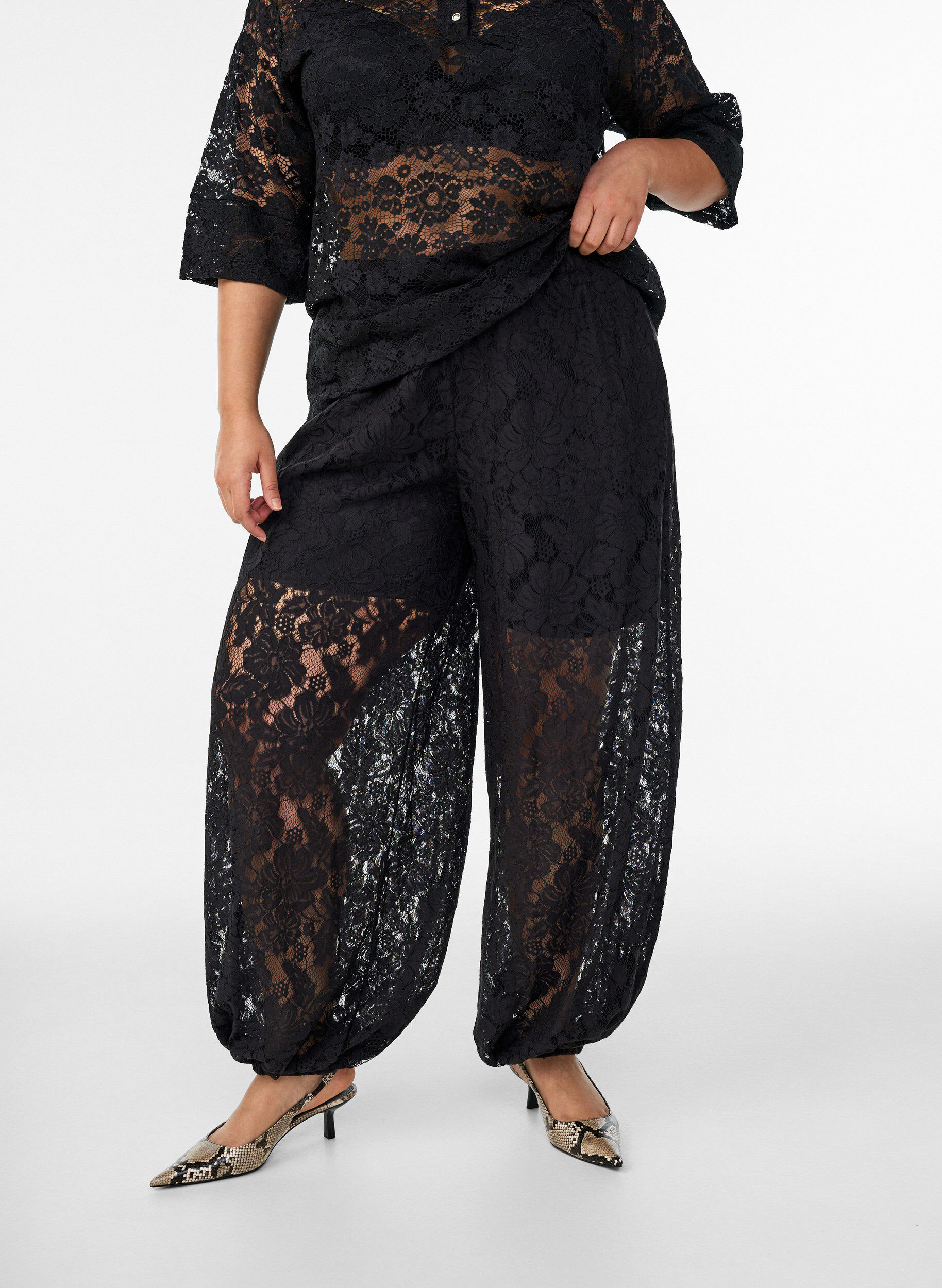 Zizzi Ballonhose aus Spitze mit hoher Taille, Schwarz, Model image number 2