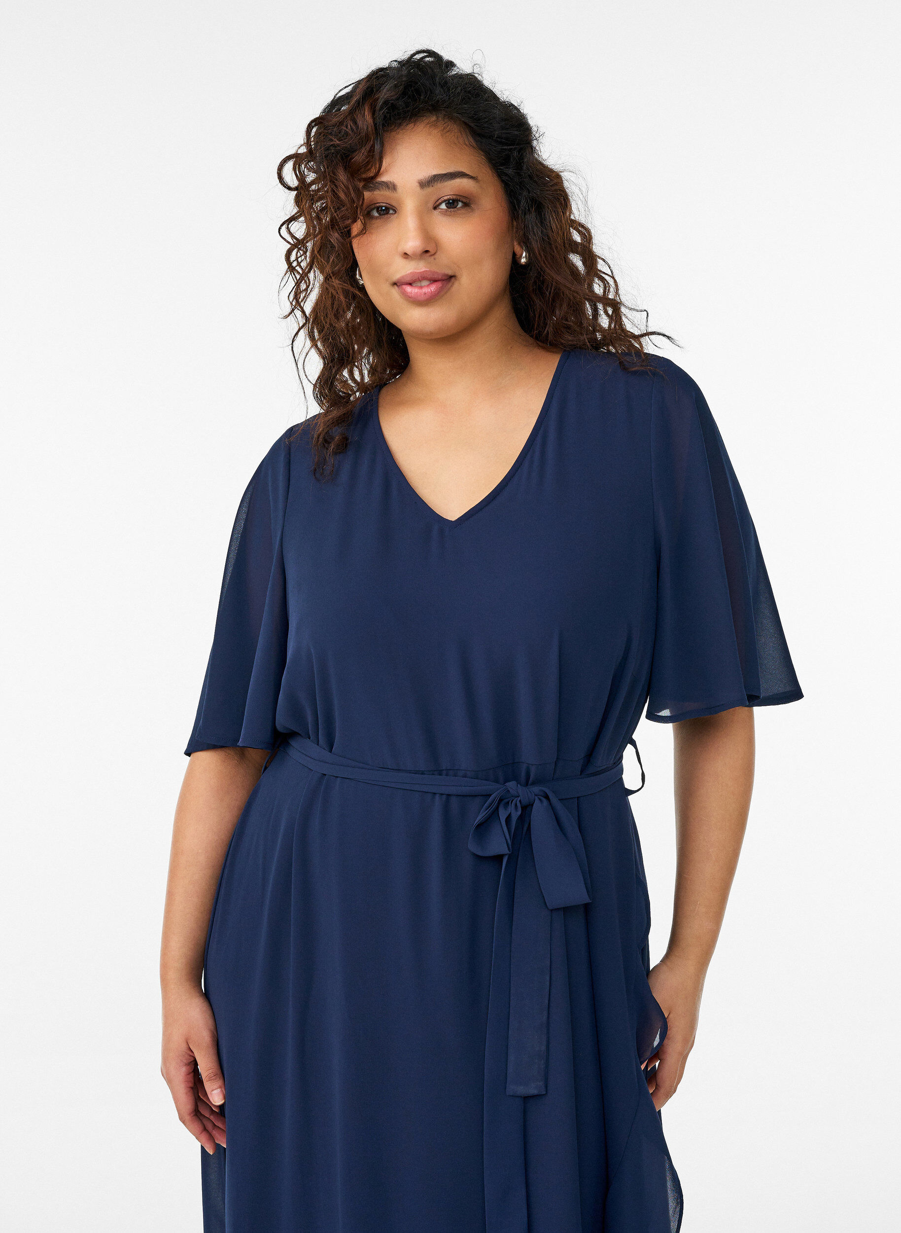 Zizzi Robe longue en mousseline avec d&eacute;collet&eacute; en V et ourlet &agrave; volants, Bleu, Model image number 2