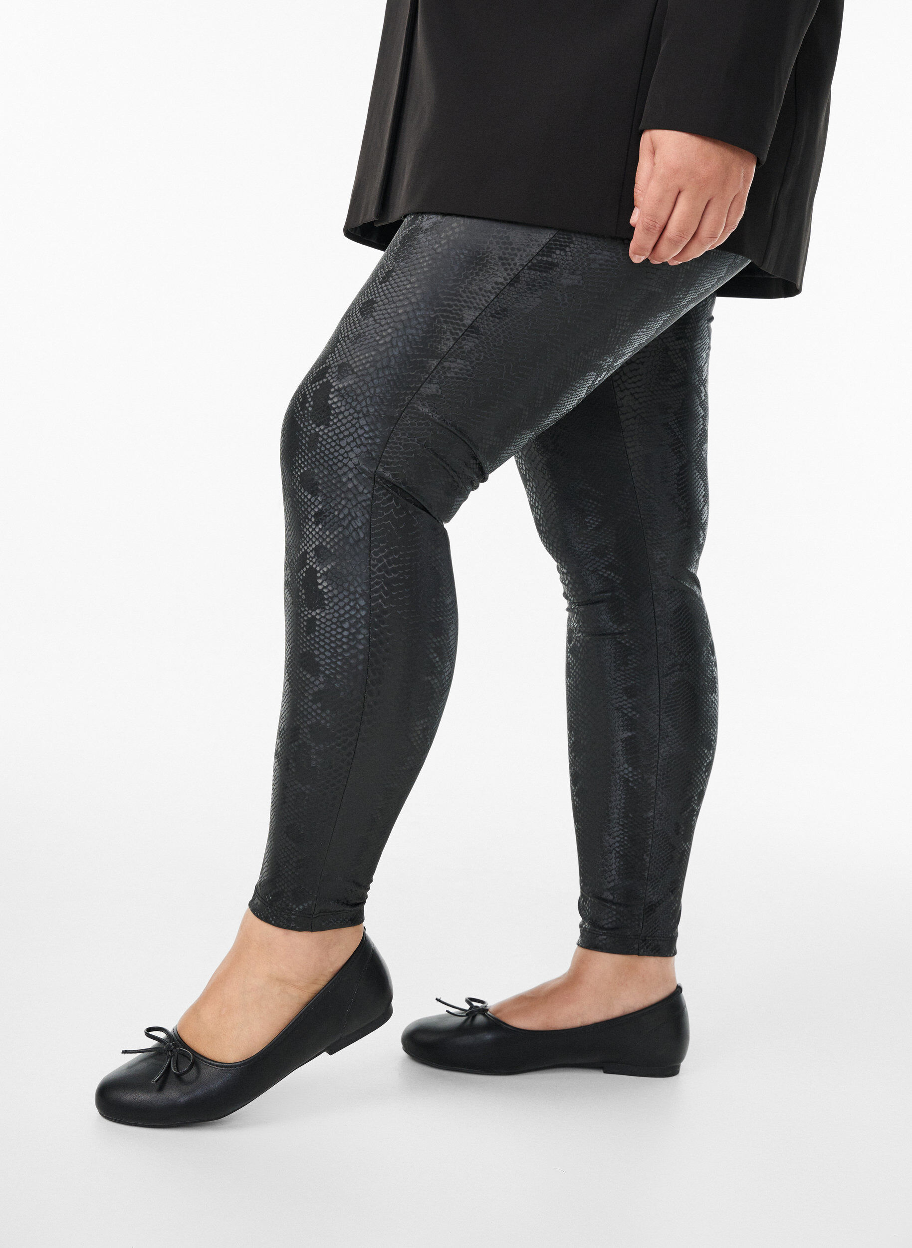 Leggings aus Kunstleder mit Animal-Print, Schwarz, Model