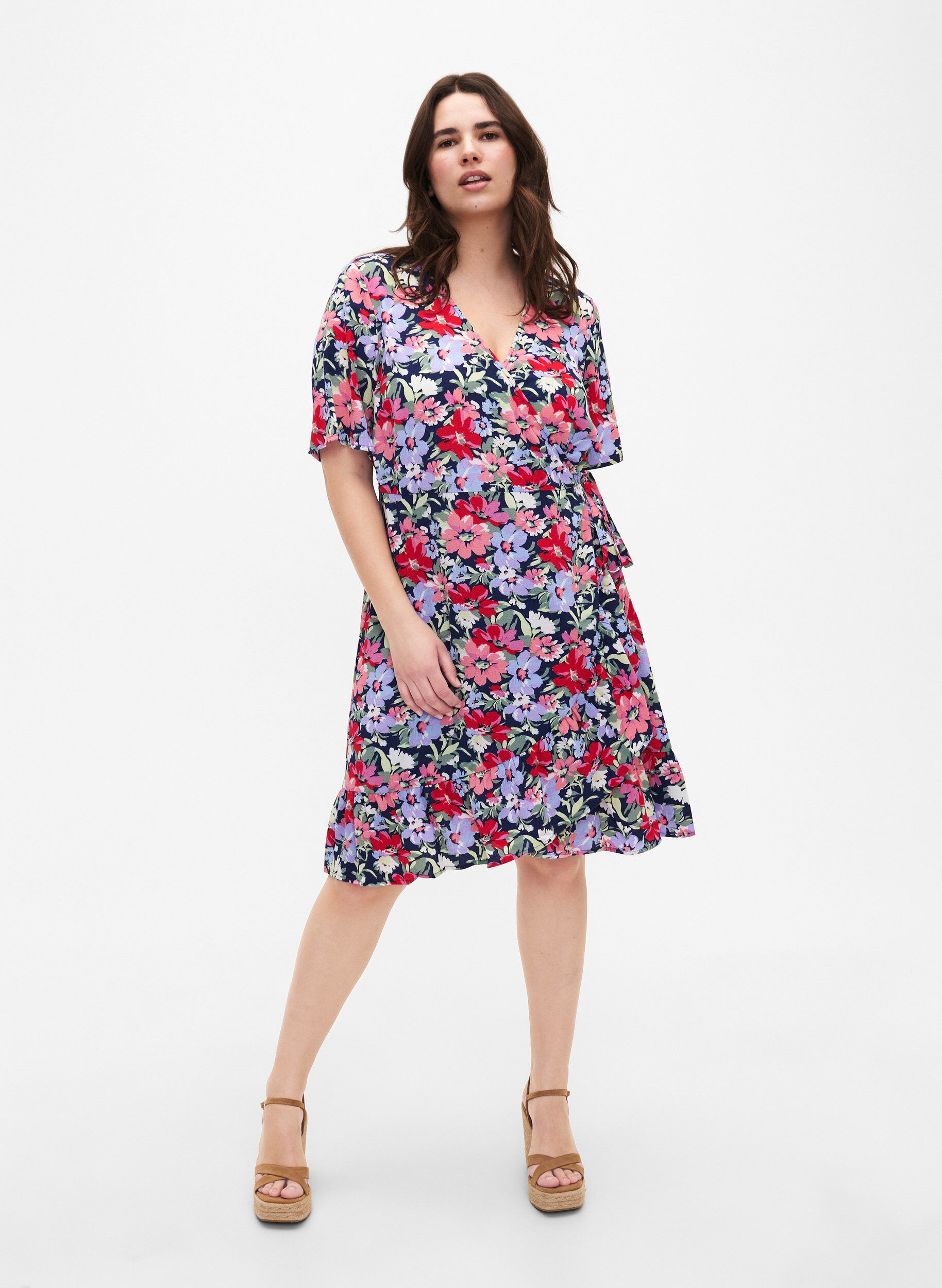 Zizzi Blumiges Wickelkleid mit kurzen &Auml;rmeln, Blau, Model image number 1
