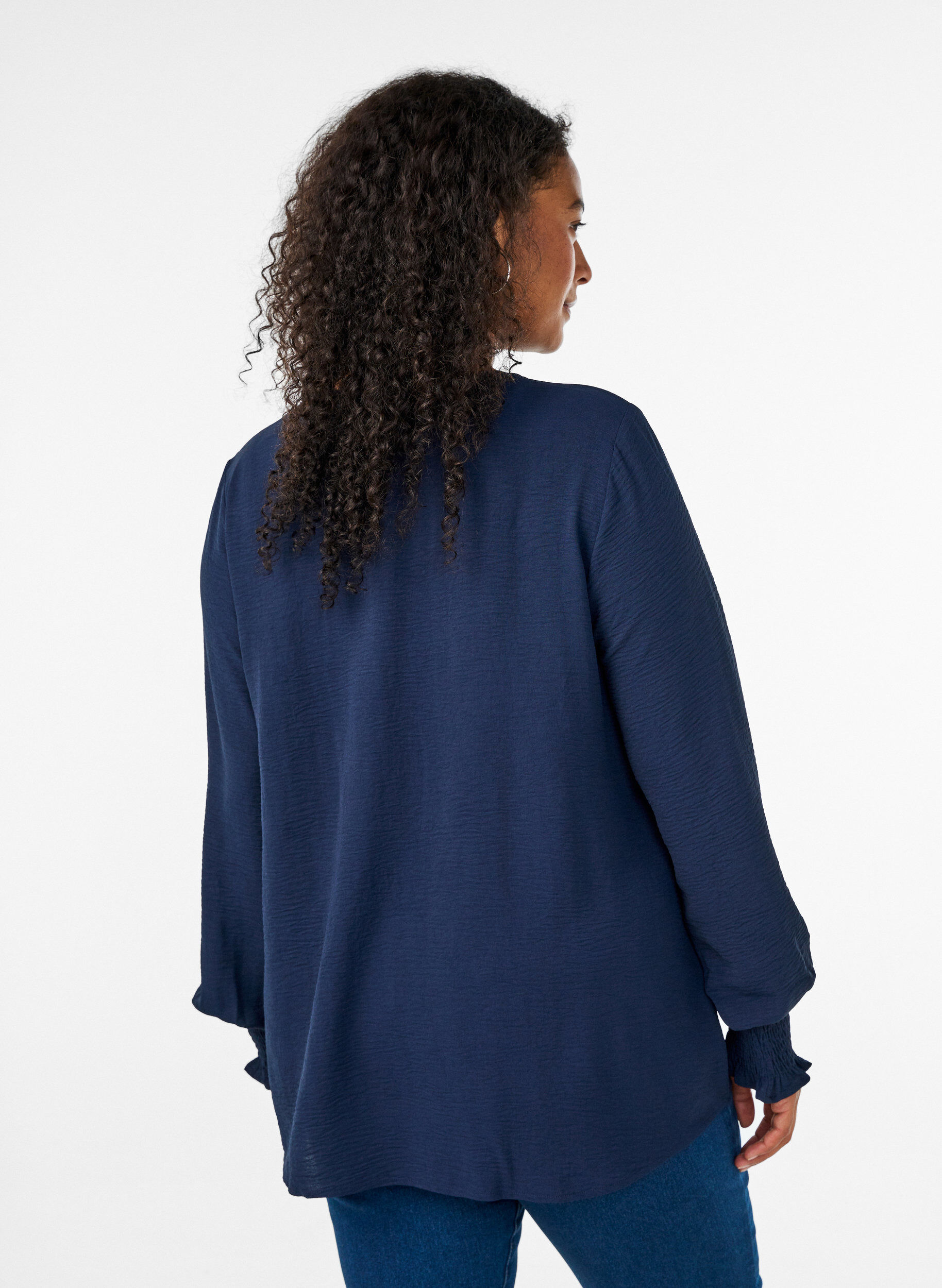 ZizziBlouse avec poignets smock&eacute;s et col en V, Bleu, Model image number 2