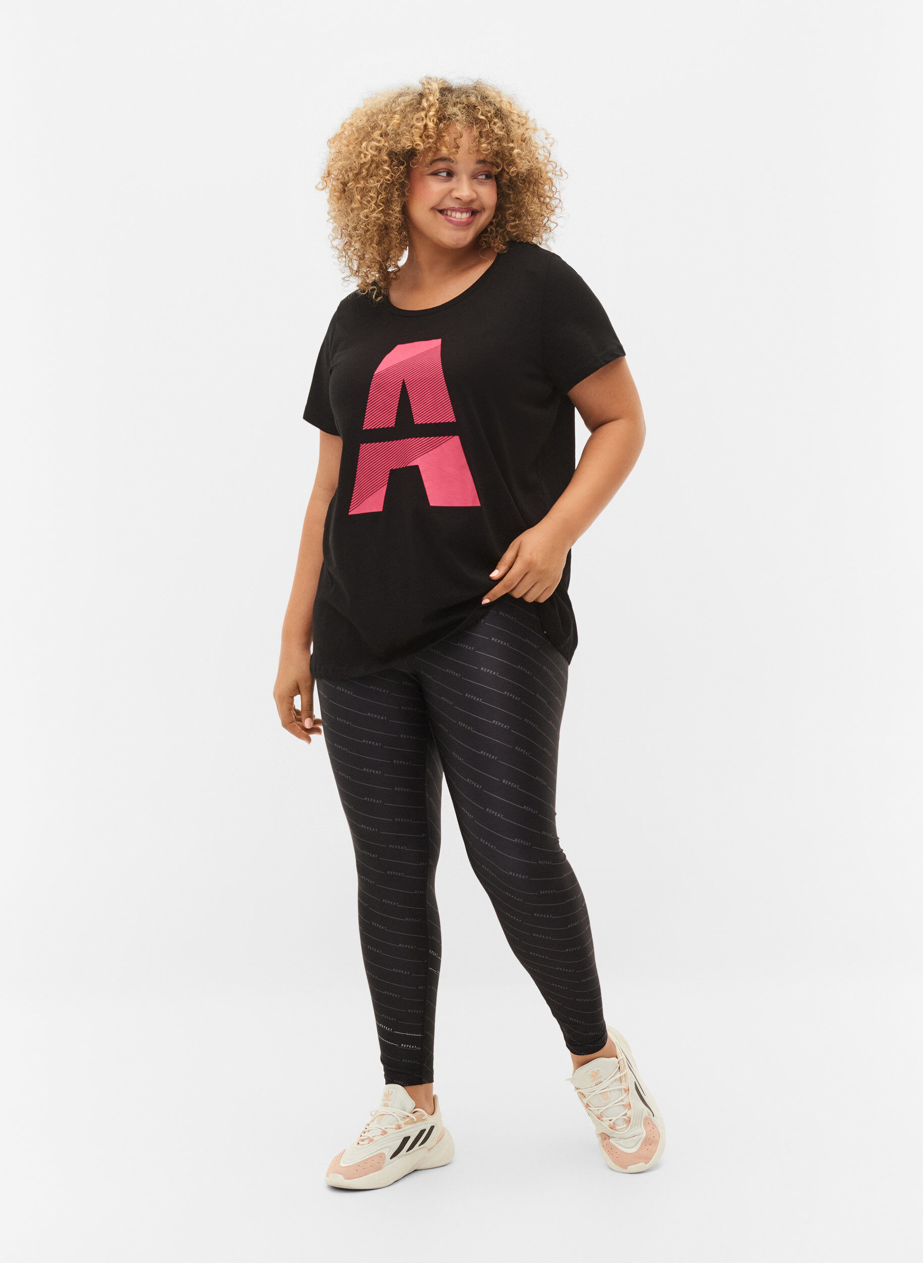 Zizzi T-shirt de sport avec imprim&eacute;, Black w. Pink A, Model image number 2
