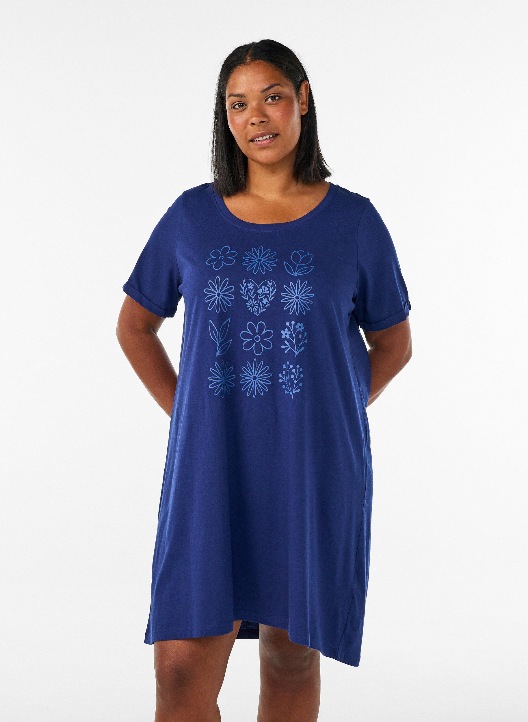 Kurz&auml;rmeliges Nachthemd aus Bio-Baumwolle, Blau, Model