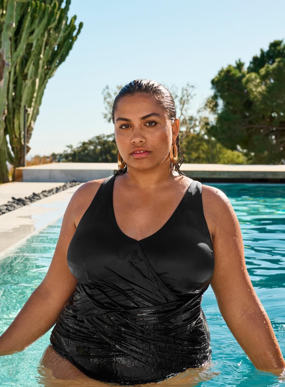 Zizzi Schwarzer Badeanzug mit Details, , Model