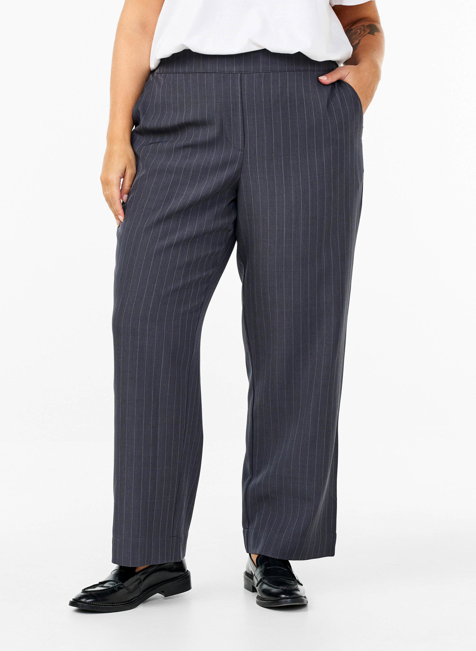 Zizzi FLASH - Pantalon large dot&eacute; de poches, Dark Grey Mel Stripe, Model image number 2