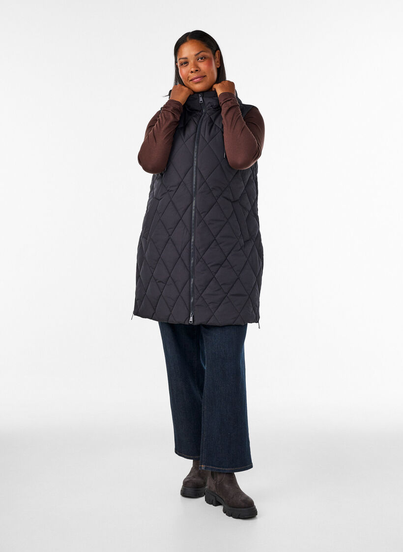 Gilet matelass&eacute; mi-long &agrave; capuche, Noir, Model image number 1