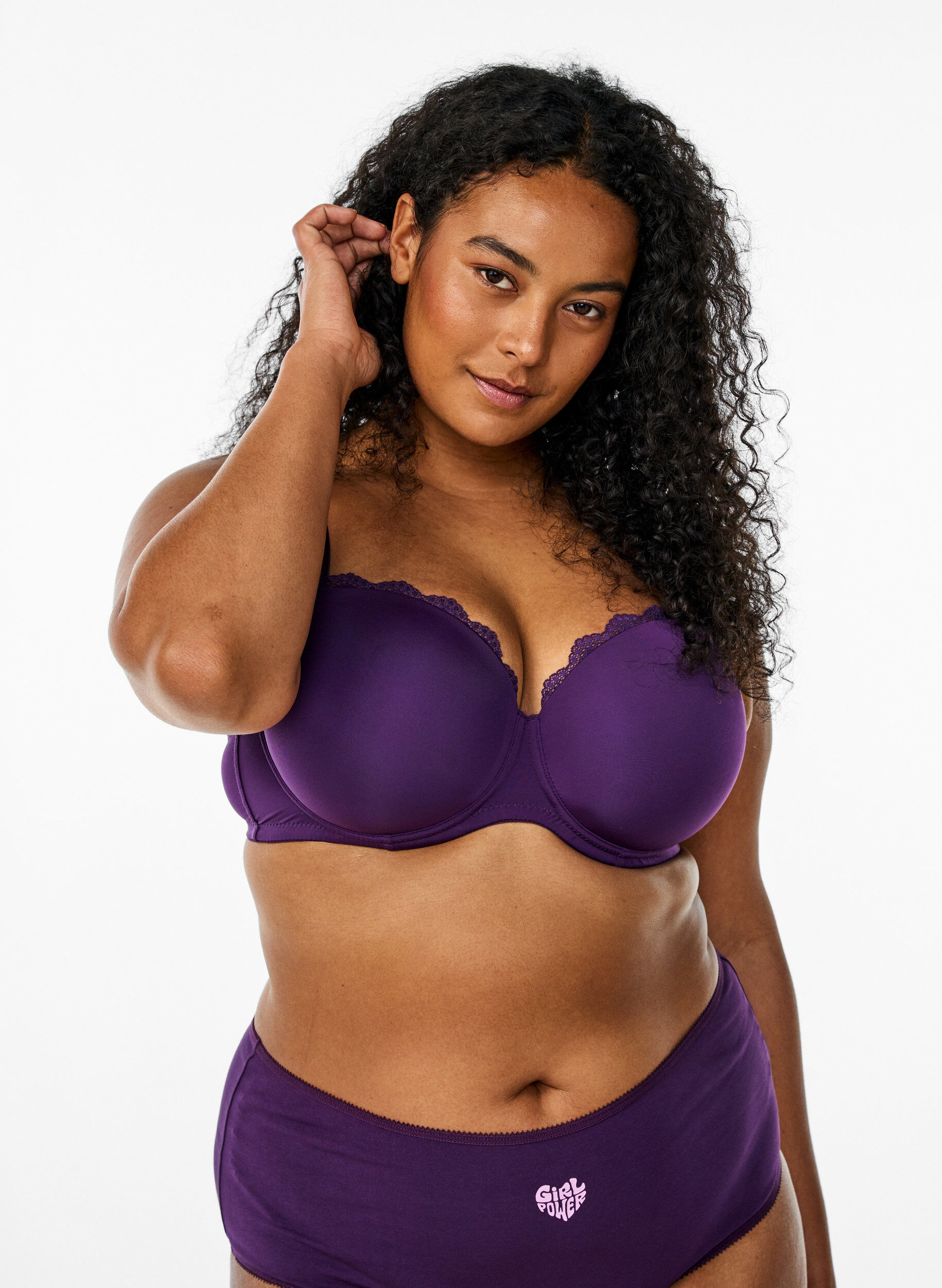 Soutien-gorge moul&eacute; avec armatures et d&eacute;tails en dentelle, Violet, Model
