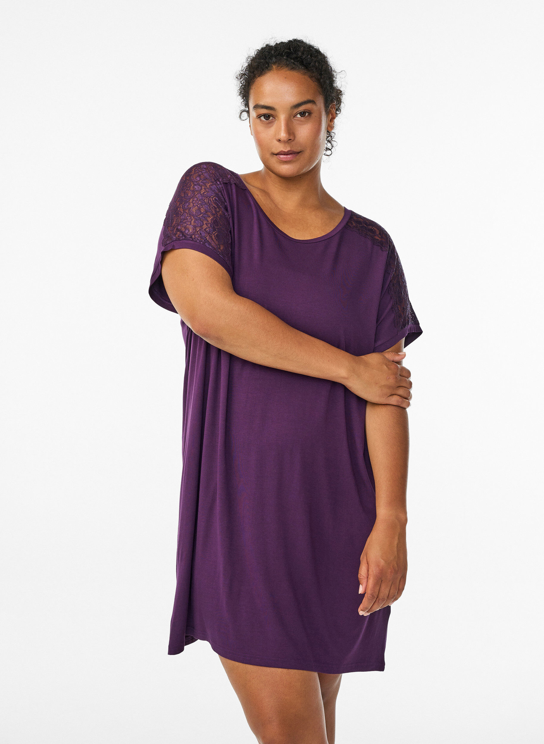 Zizzi Chemise de nuit en viscose avec dentelle, Violet, Model image number 0