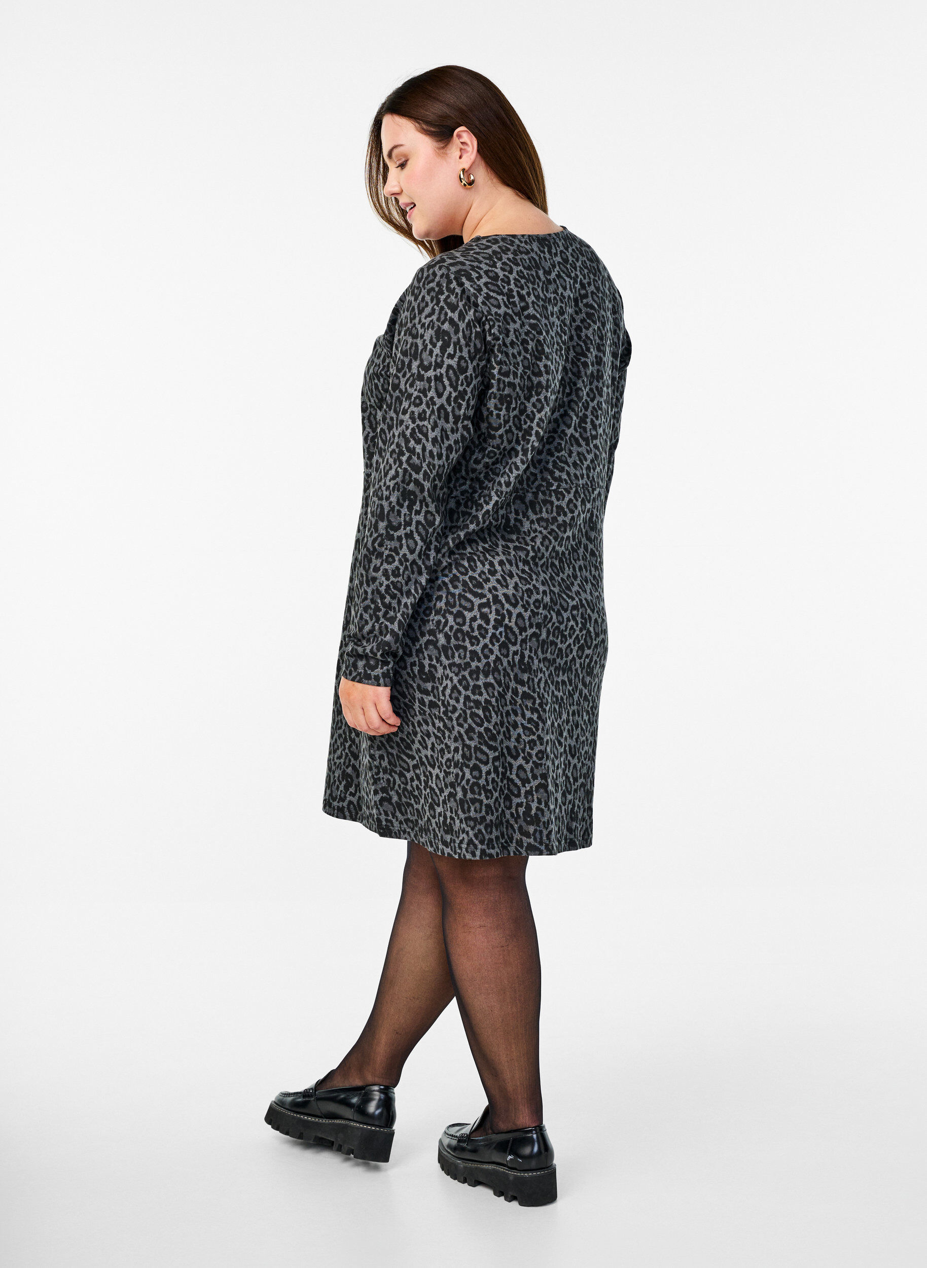 Zizzi Robe &agrave; manches longues avec col rond et imprim&eacute; z&egrave;bre, Dark Grey Leo, Model image number 1