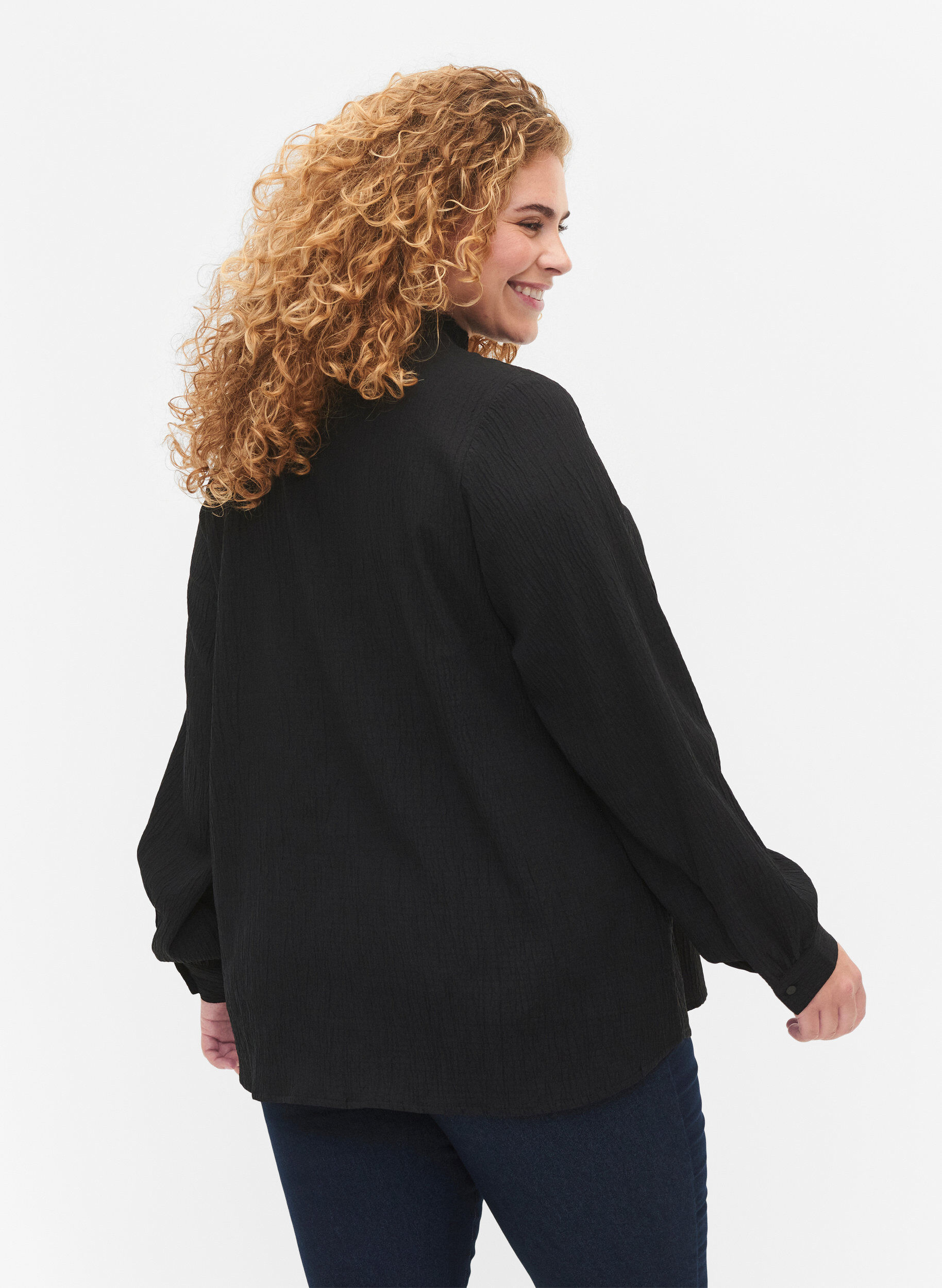 Zizzi Blouse &agrave; manches longues avec col volant&eacute;, Black, Model image number 1