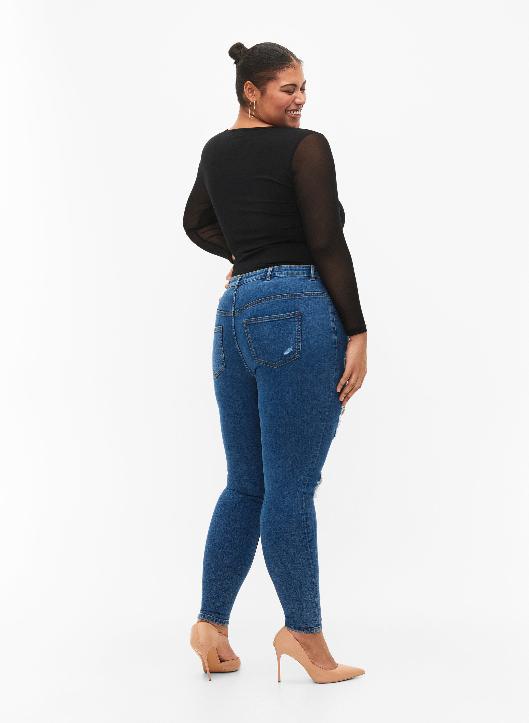 Zizzi Eng anliegende Jeans mit Schlitzen, Blue denim, Model image number 1