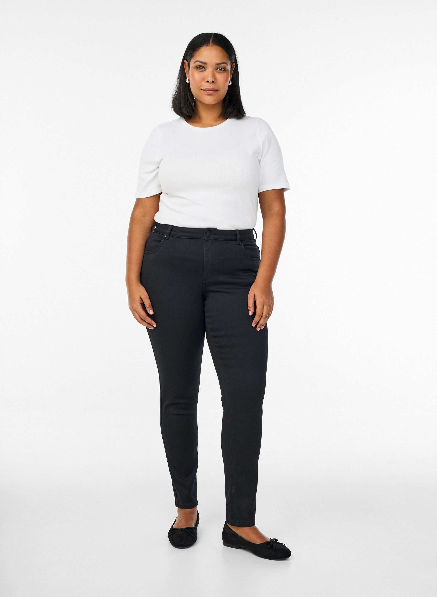 Schmale Passform Emily Jeans mit normaler Taille, Schwarz, Model
