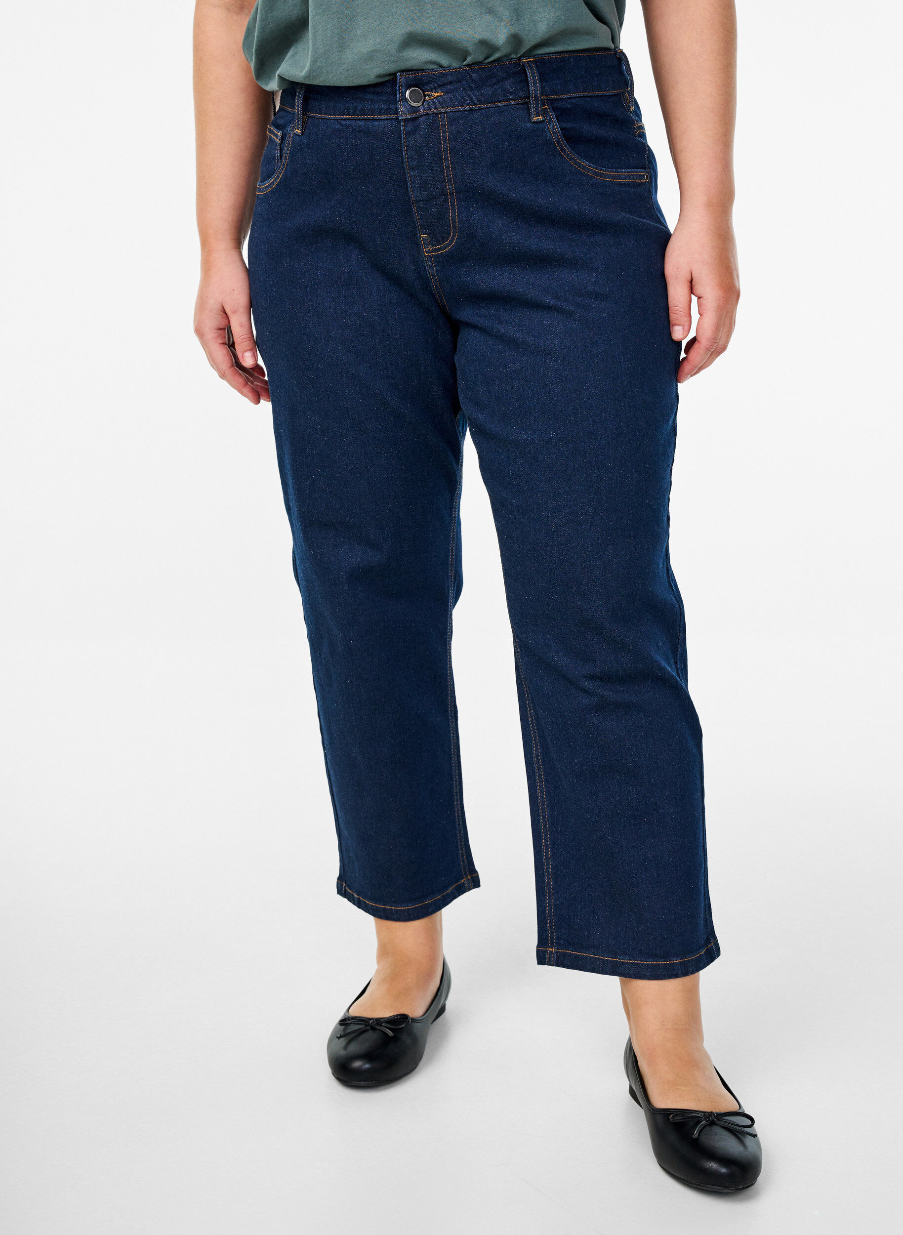 Zizzi Gek&uuml;rzte Vera Jeans mit geradem Bein, Blau, Model image number 2