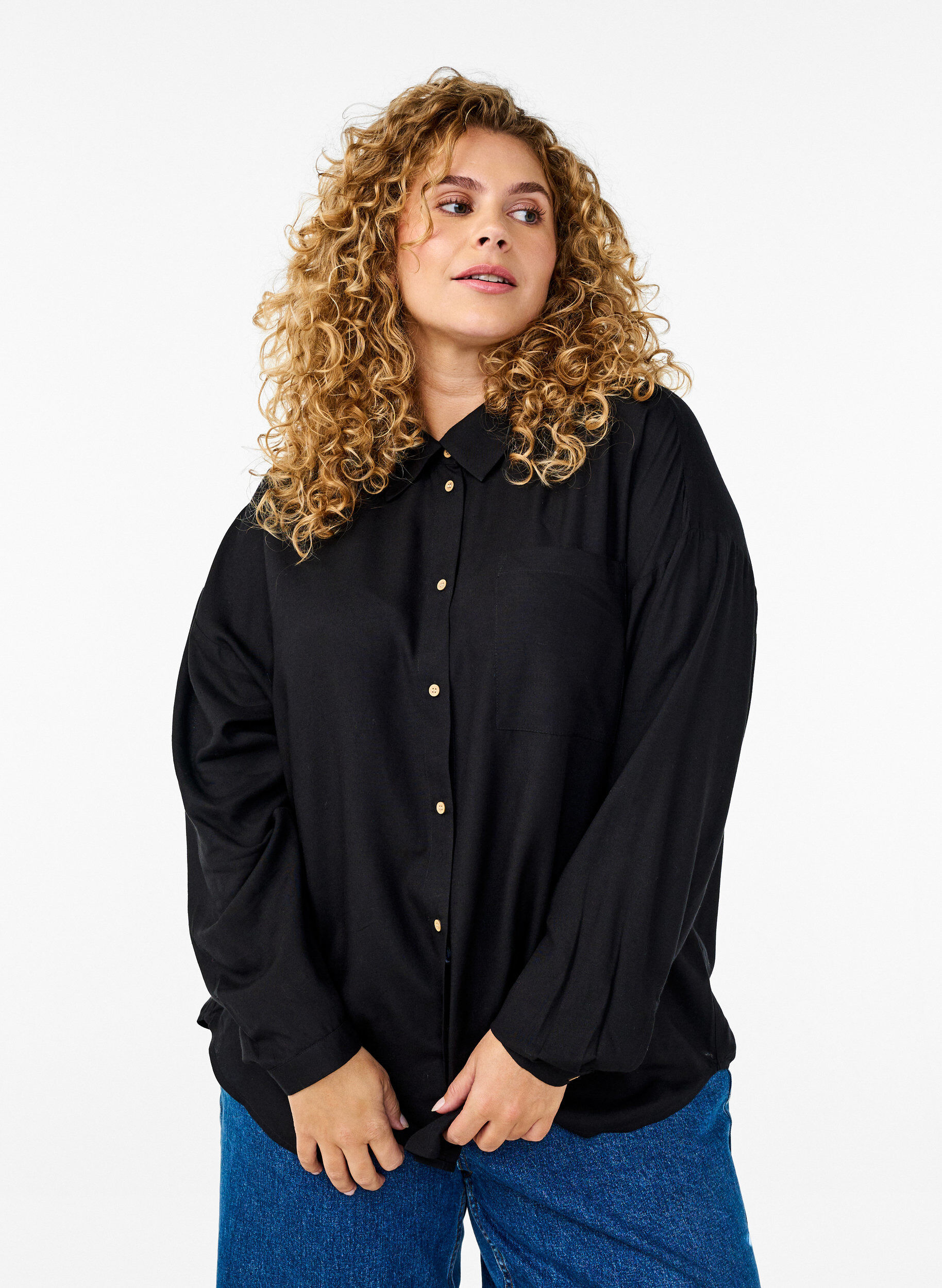 Lange Bluse aus Leinen und Viskose, Schwarz, Model
