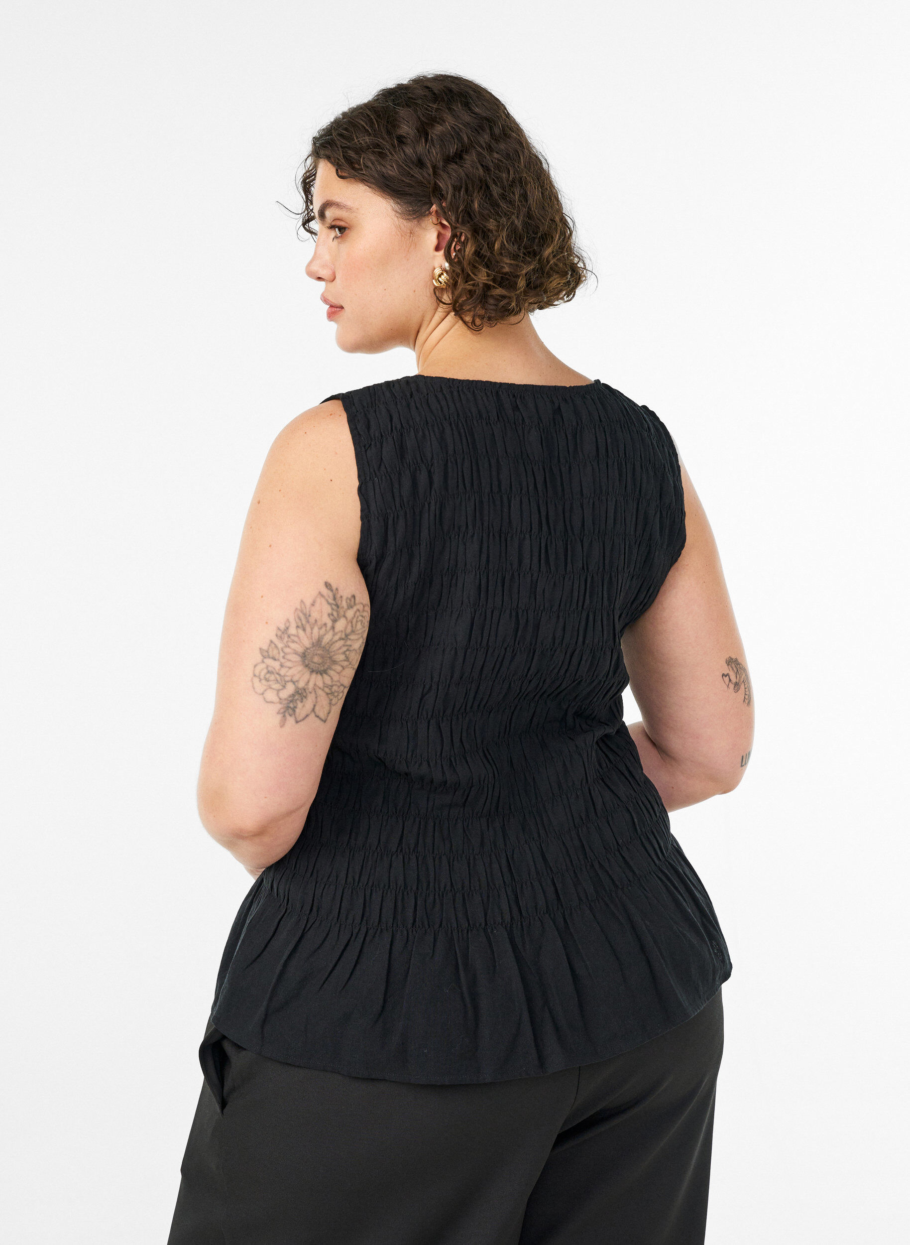 Zizzi&Auml;rmelloses Top aus Baumwolle und Leinen mit Smock, Schwarz, Model image number 2