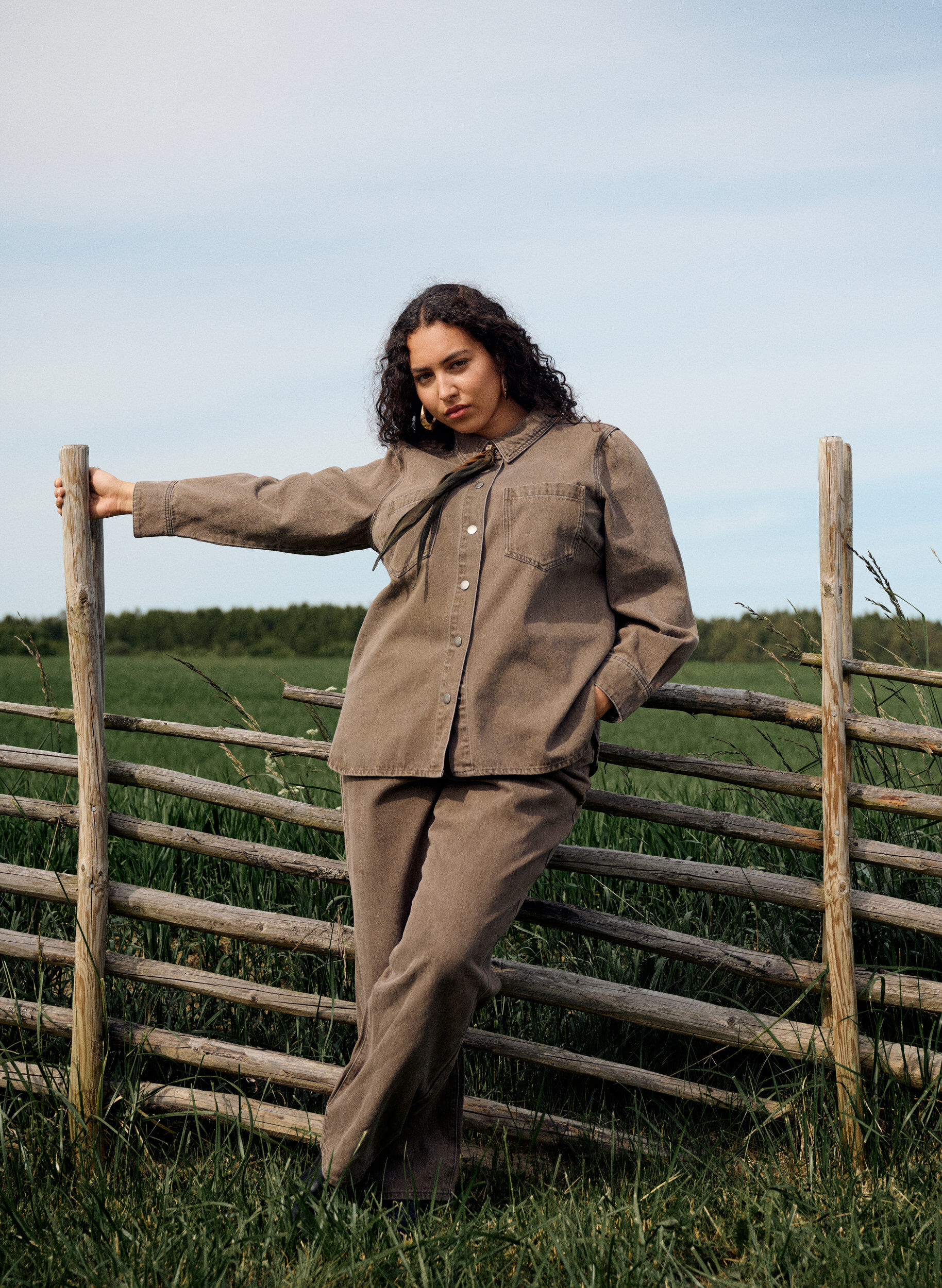 Zizzi Jean coupe droite en denim color&eacute;, Marron, Image image number 0