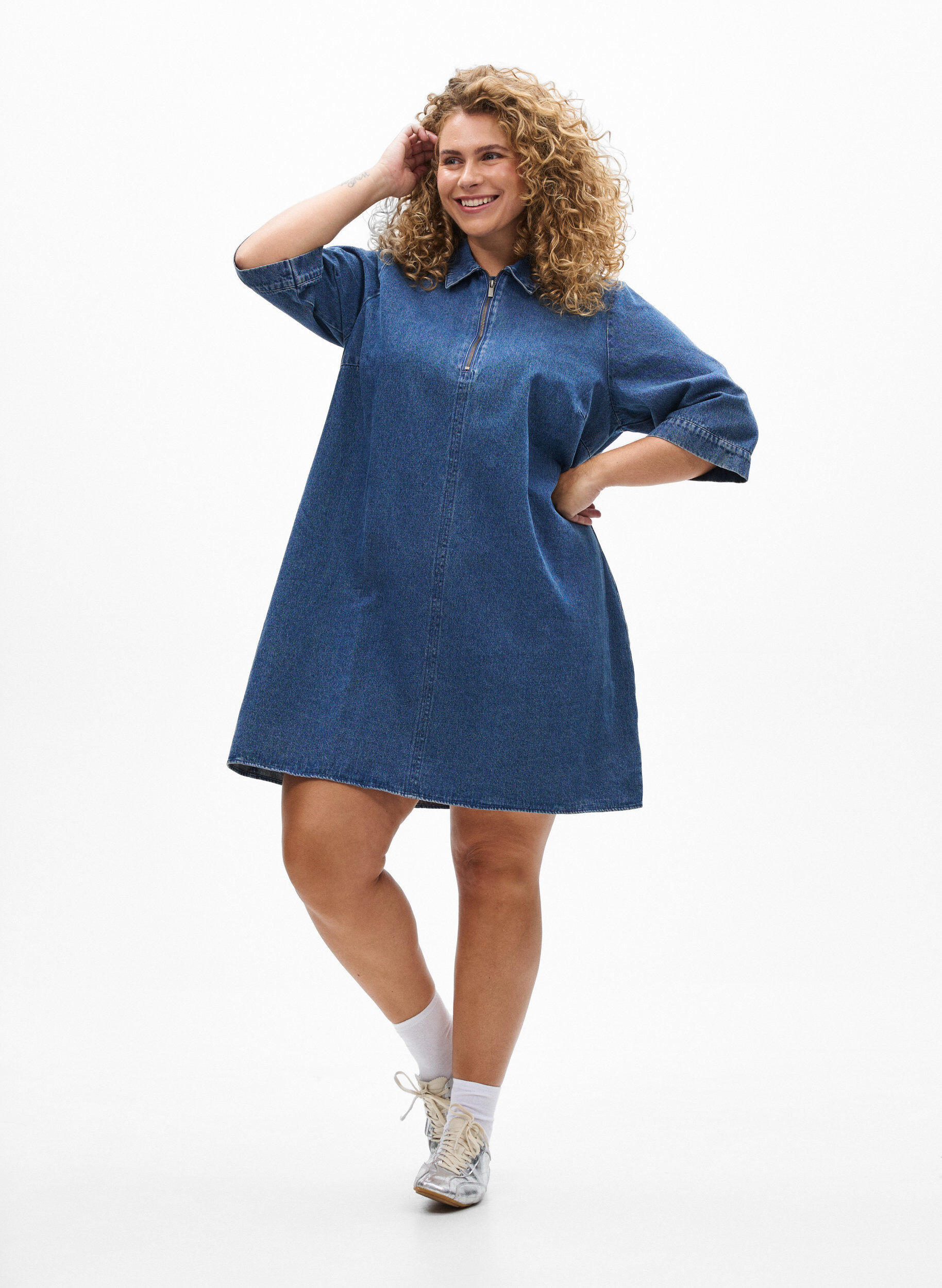 Zizzi Kurzes Denim-Kleid mit Rei&szlig;verschluss und 3/4-&Auml;rmeln, Blau, Model image number 1