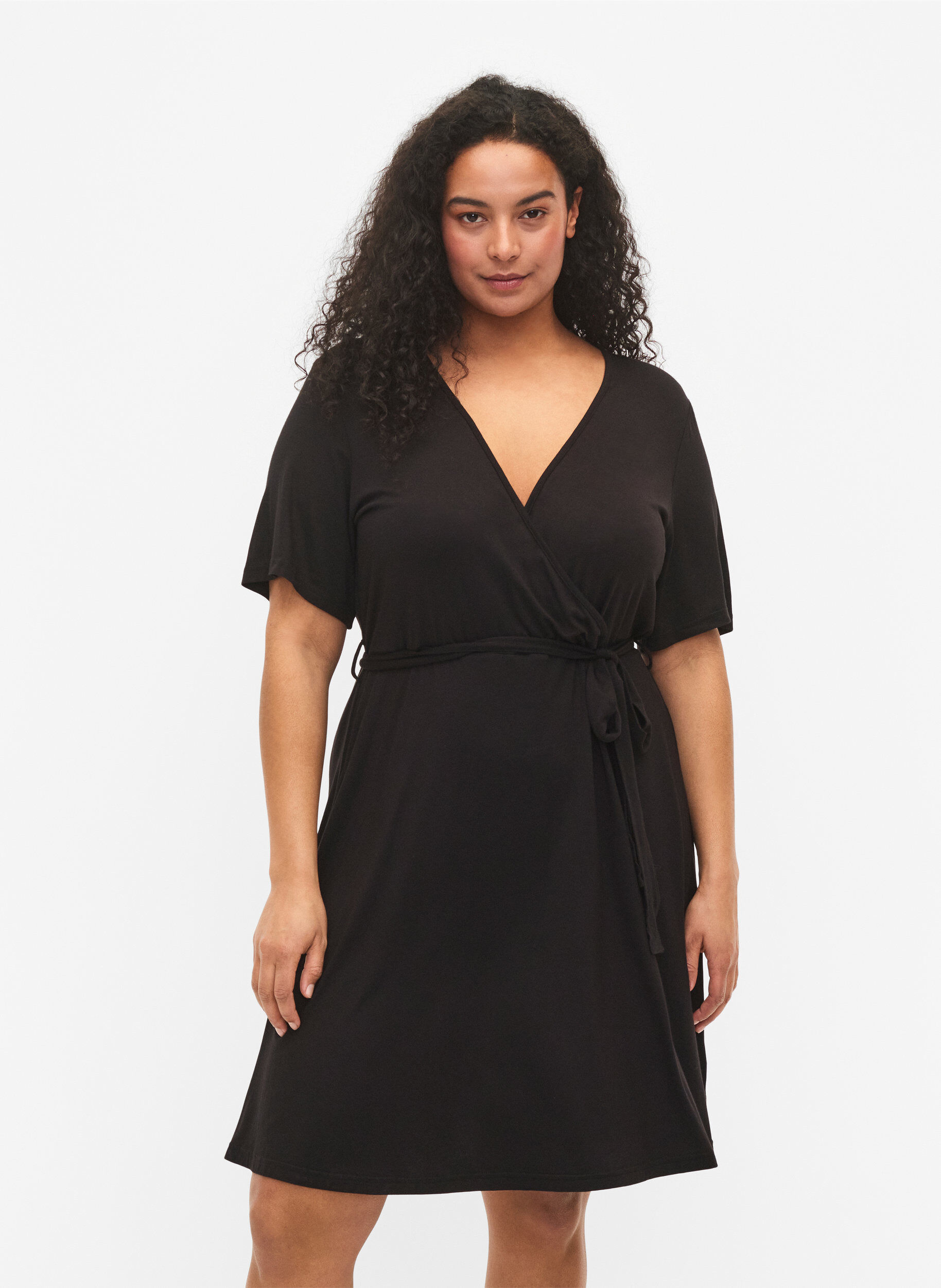 Zizzi Robe portefeuille en viscose &agrave; manches courtes, Black, Model image number 0