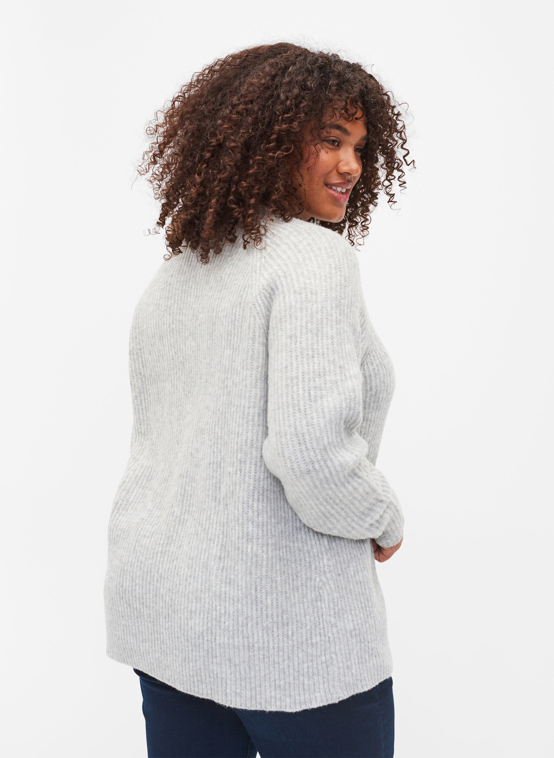 Zizzi Melierter Strickpulli mit Perlenkn&ouml;pfen, Light Grey Melange, Model image number 1