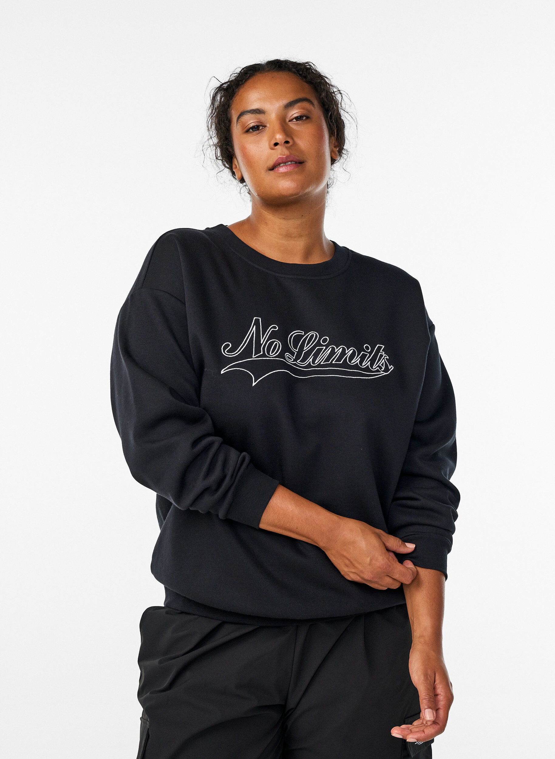 Zizzi Sweatshirt mit Statement-Detail, Schwarz, Model image number 0