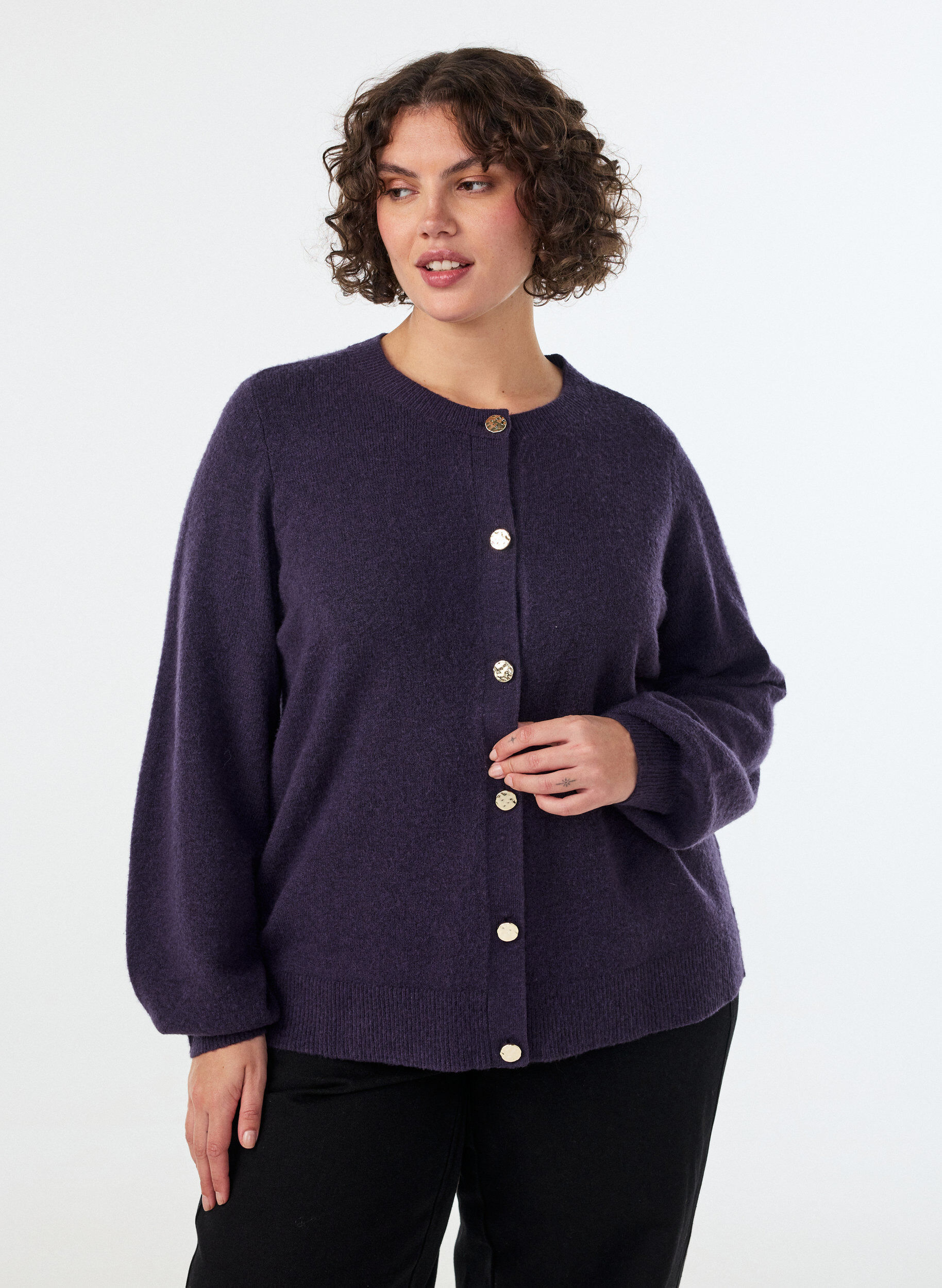 ZizziStrickjacke aus weichem Strick mit goldfarbenen Kn&ouml;pfen, Lila, Model image number 0