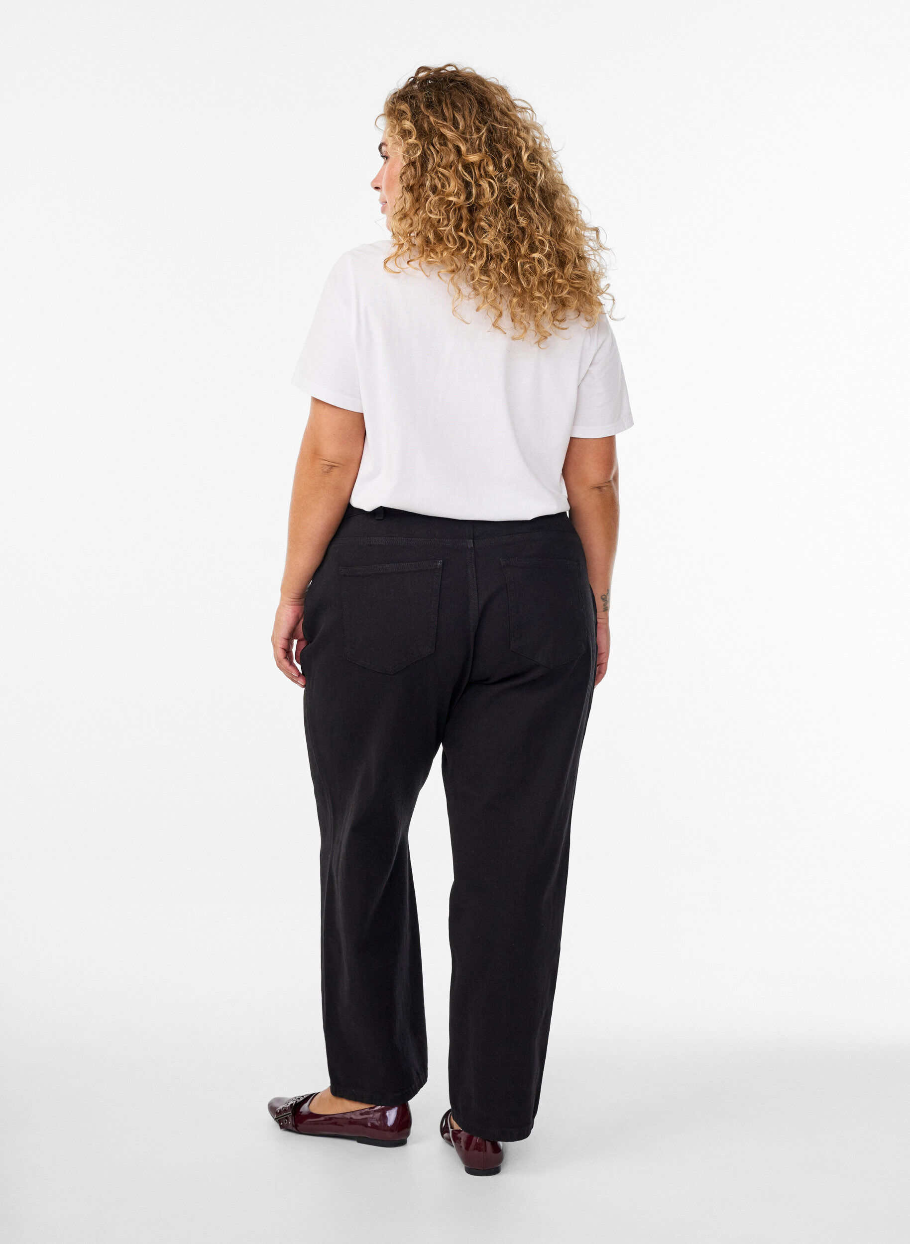 Zizzi Weite Jeans mit verk&uuml;rzter L&auml;nge, Schwarz, Model image number 1