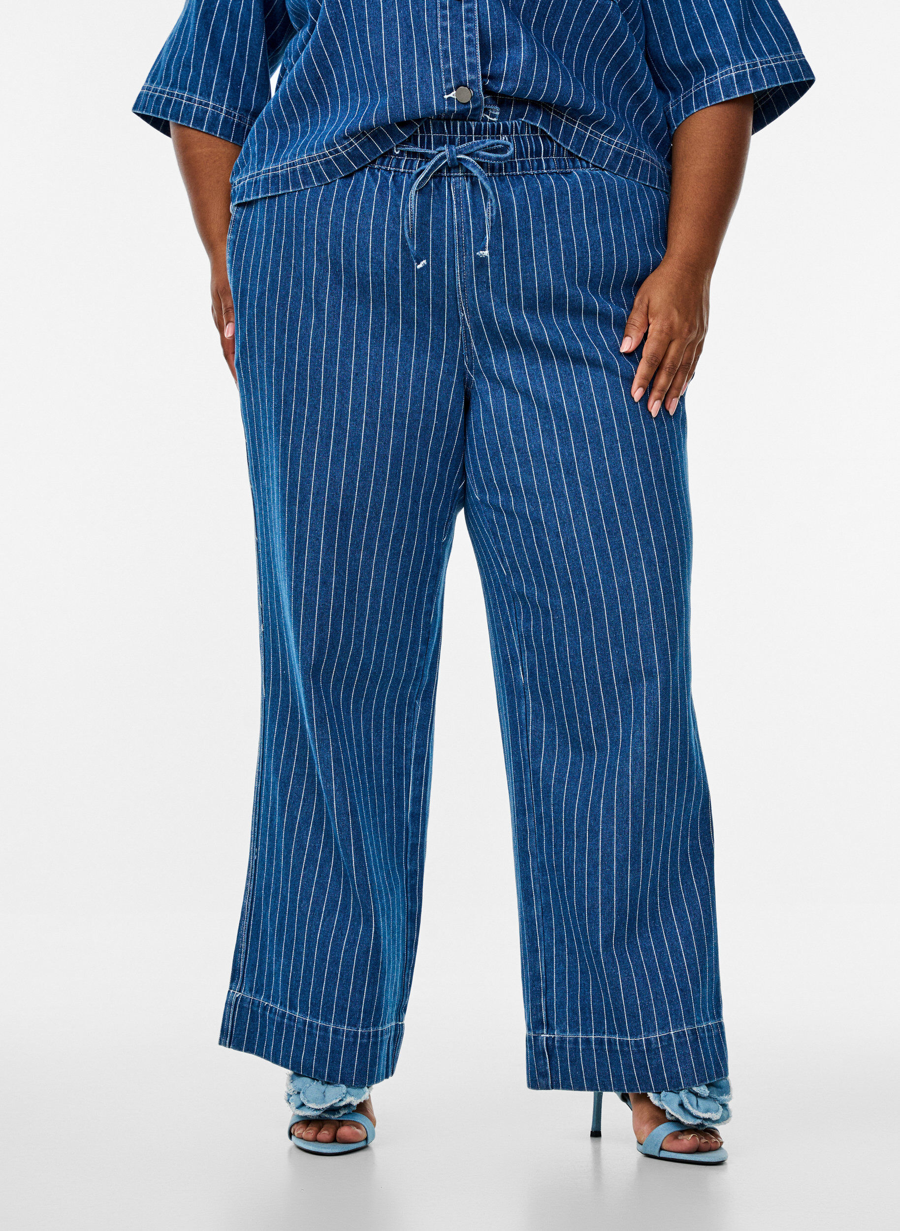 Zizzi Jeans mit weitem Bein und Streifen, Blau, Model image number 2