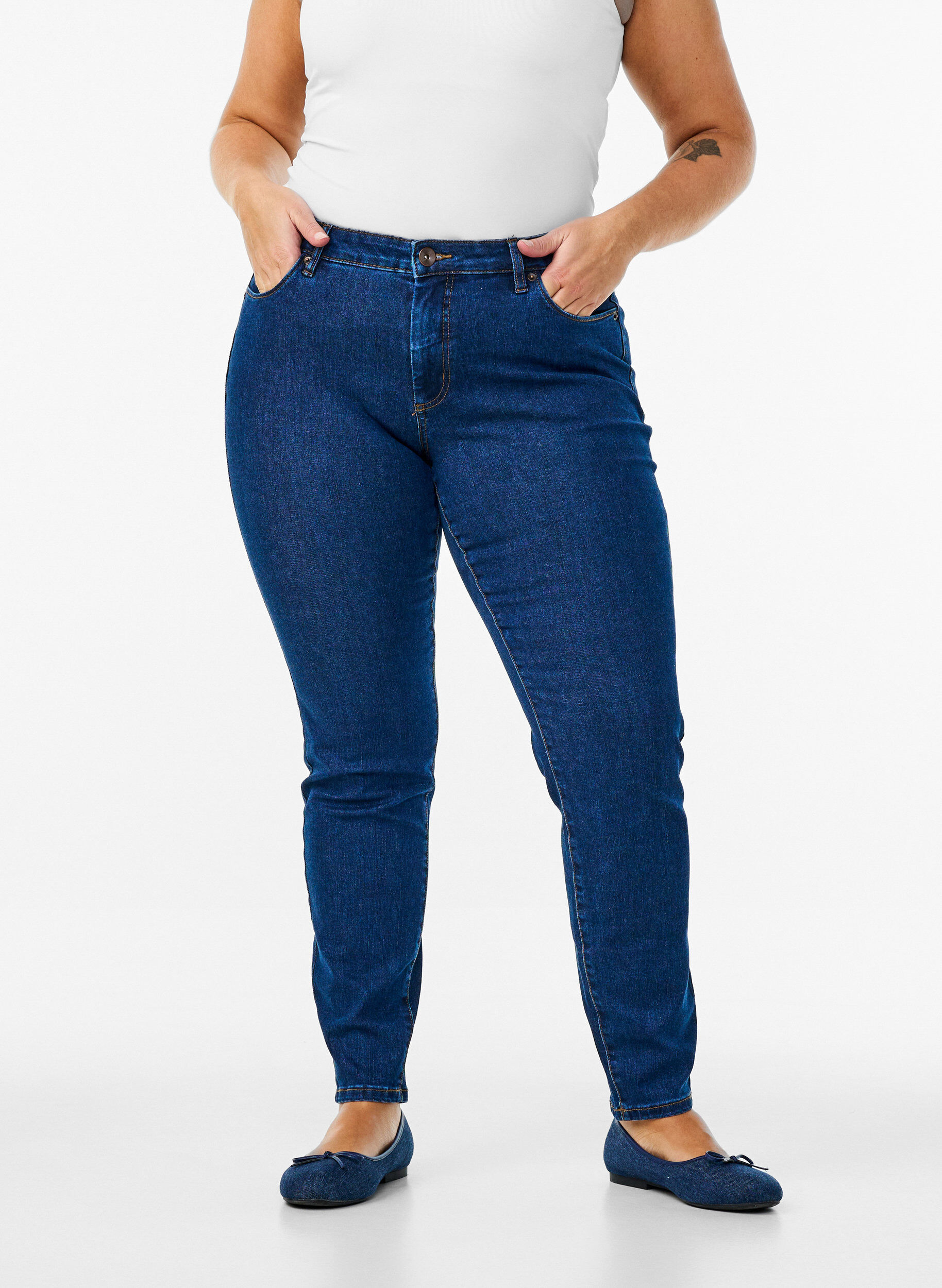 Zizzi Slim Fit Emily Jeans mit normaler Taille, Blau, Model image number 2