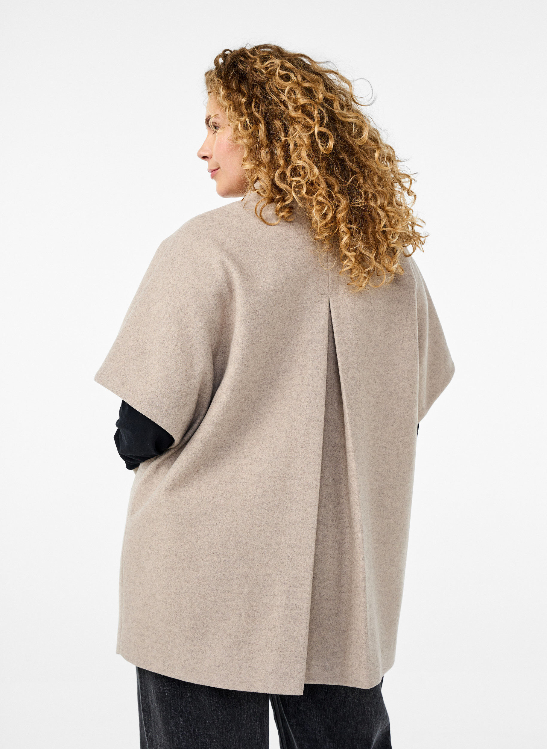 Zizzi Veste cape en tissu imitation laine et &agrave; manches courtes, Simply Taupe Mel., Model image number 1