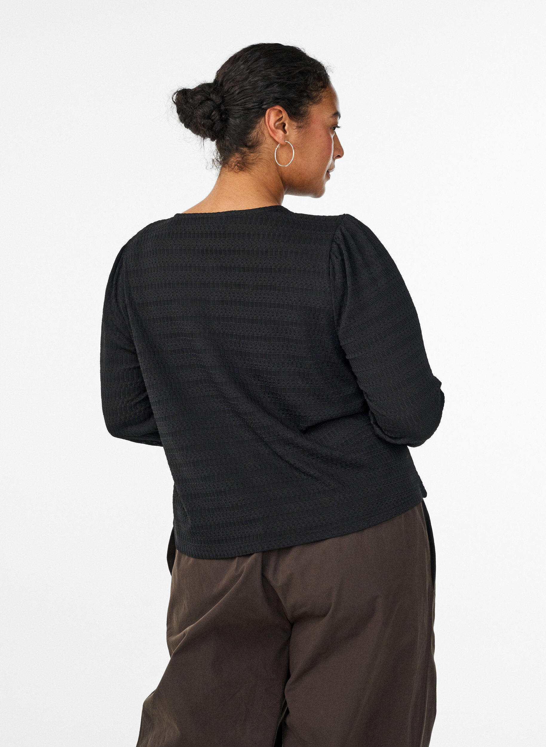 Zizzi Bluse mit Strukturmuster und Knopfverschluss, Schwarz, Model image number 2