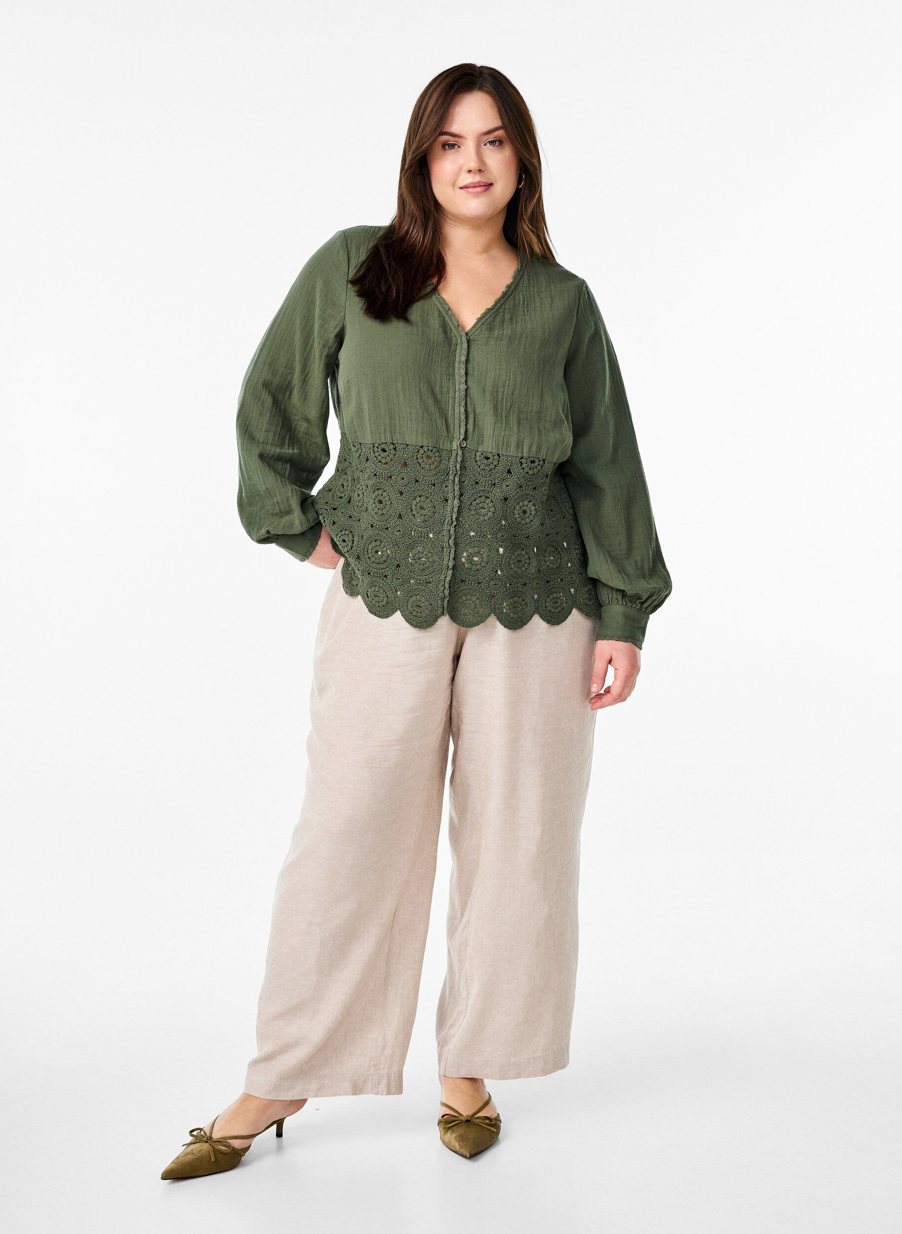 Zizzi Chemise blouse en mousseline de coton avec d&eacute;tails en crochet, Vert, Model image number 1