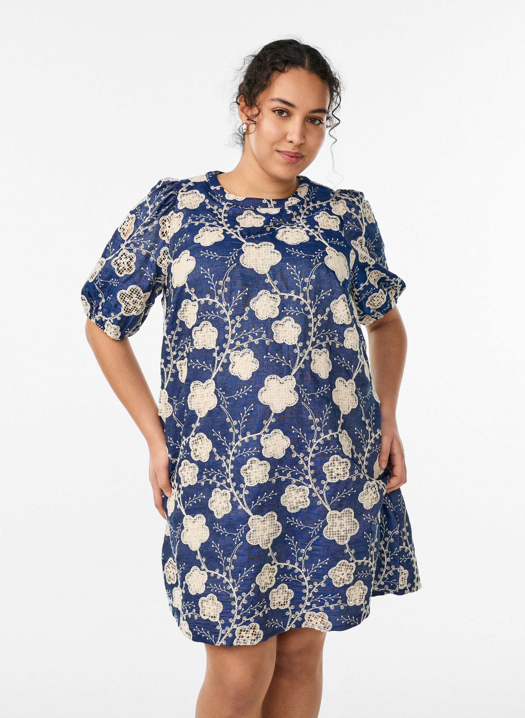 Zizzi Kurzes A-Linien-Kleid mit Stickmuster, Blau, Model image number 0