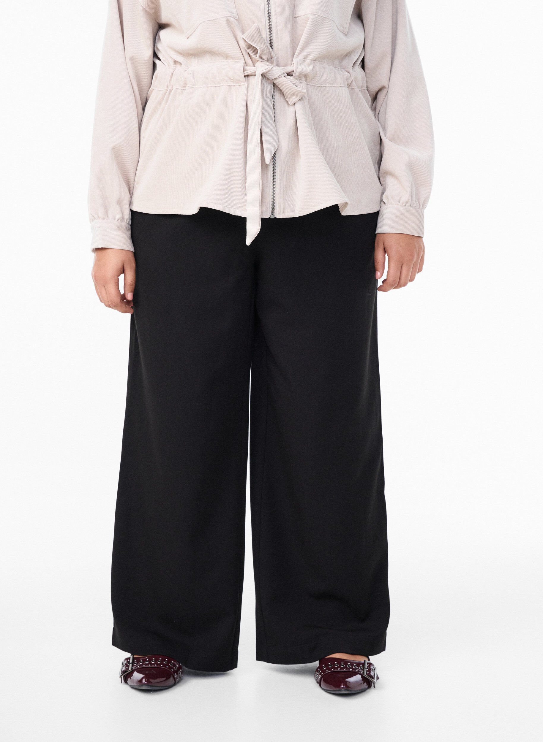 Zizzi Wide-Leg-Hose mit hoher Taille, Schwarz, Model image number 2