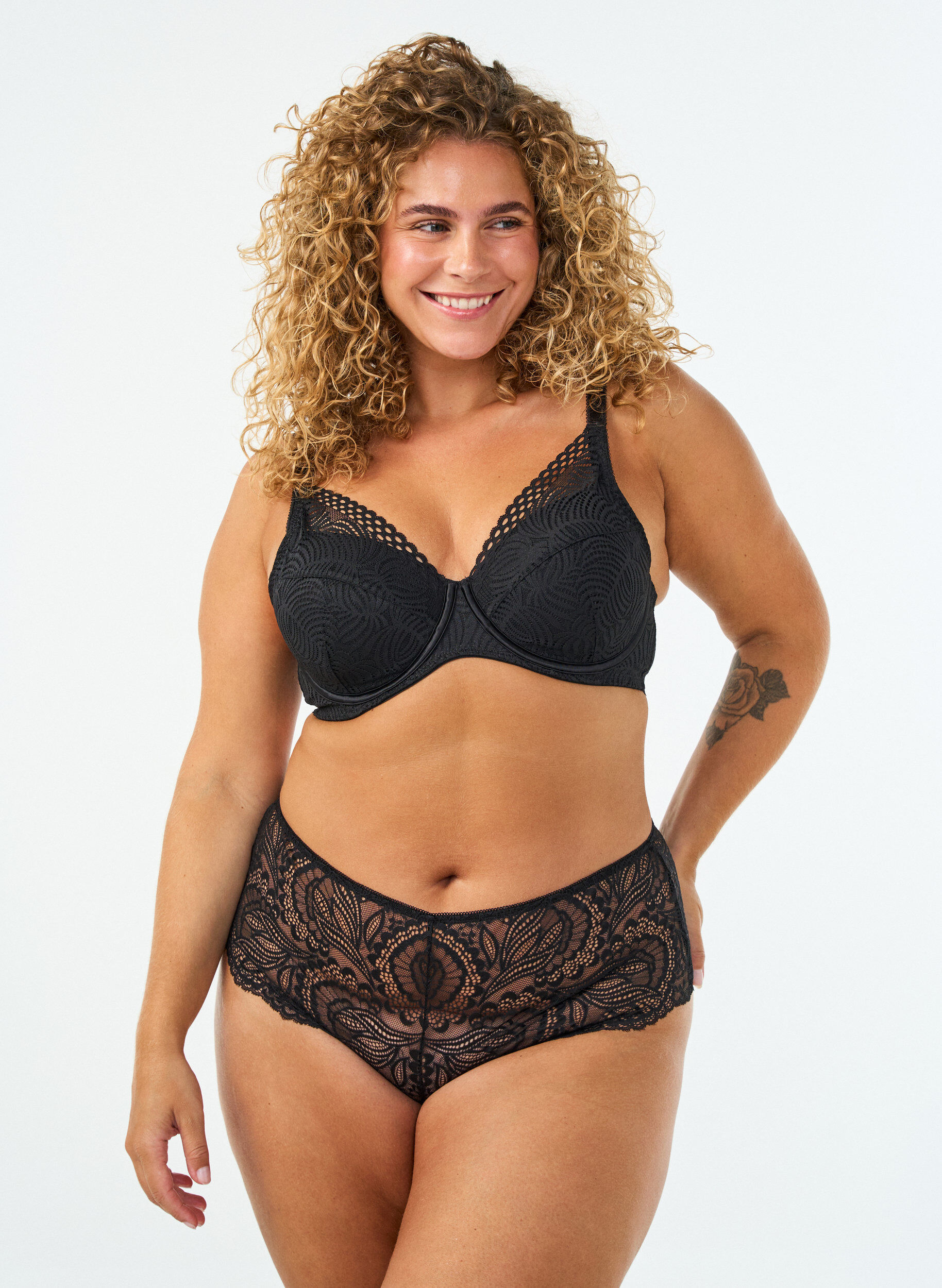 ZizziSoutien-gorge en dentelle avec bonnets rembourr&eacute;s, Noir, Model image number 1