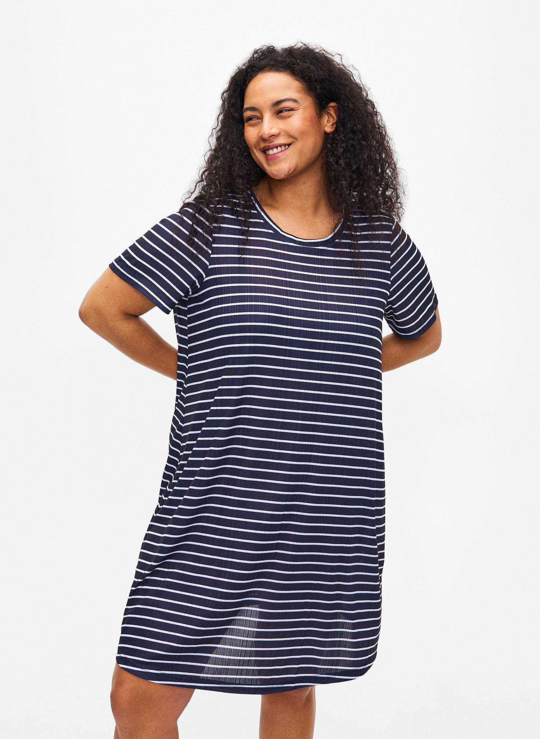 Zizzi FLASH &ndash; Gestreiftes Kleid mit kurzen &Auml;rmeln, Night S. W. Stripe, Model image number 0