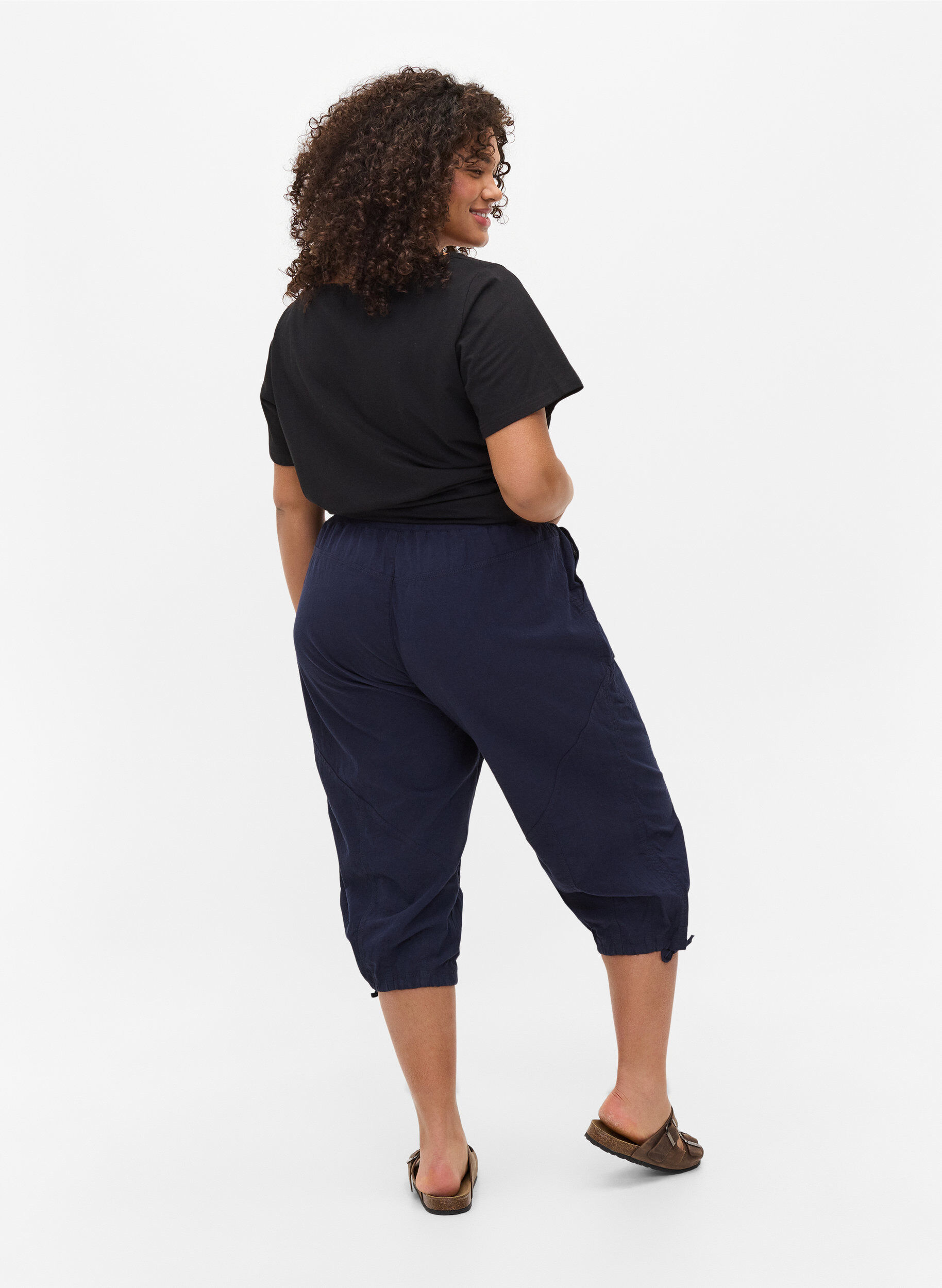 Zizzi Lockere Caprihose aus Baumwolle, Blau, Model image number 2