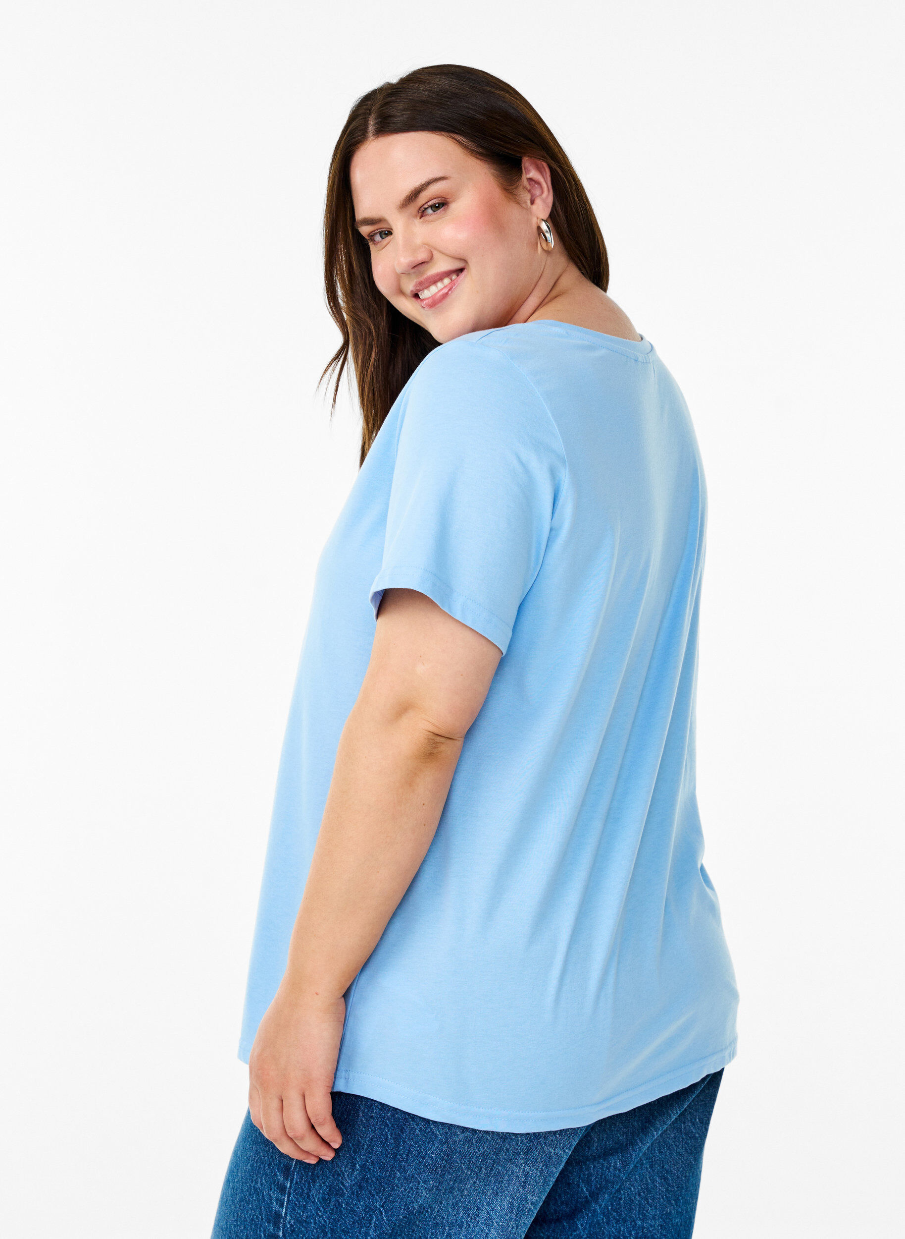 Zizzi T-shirt &agrave; manches courtes avec col V, Bleu Clair, Model image number 2