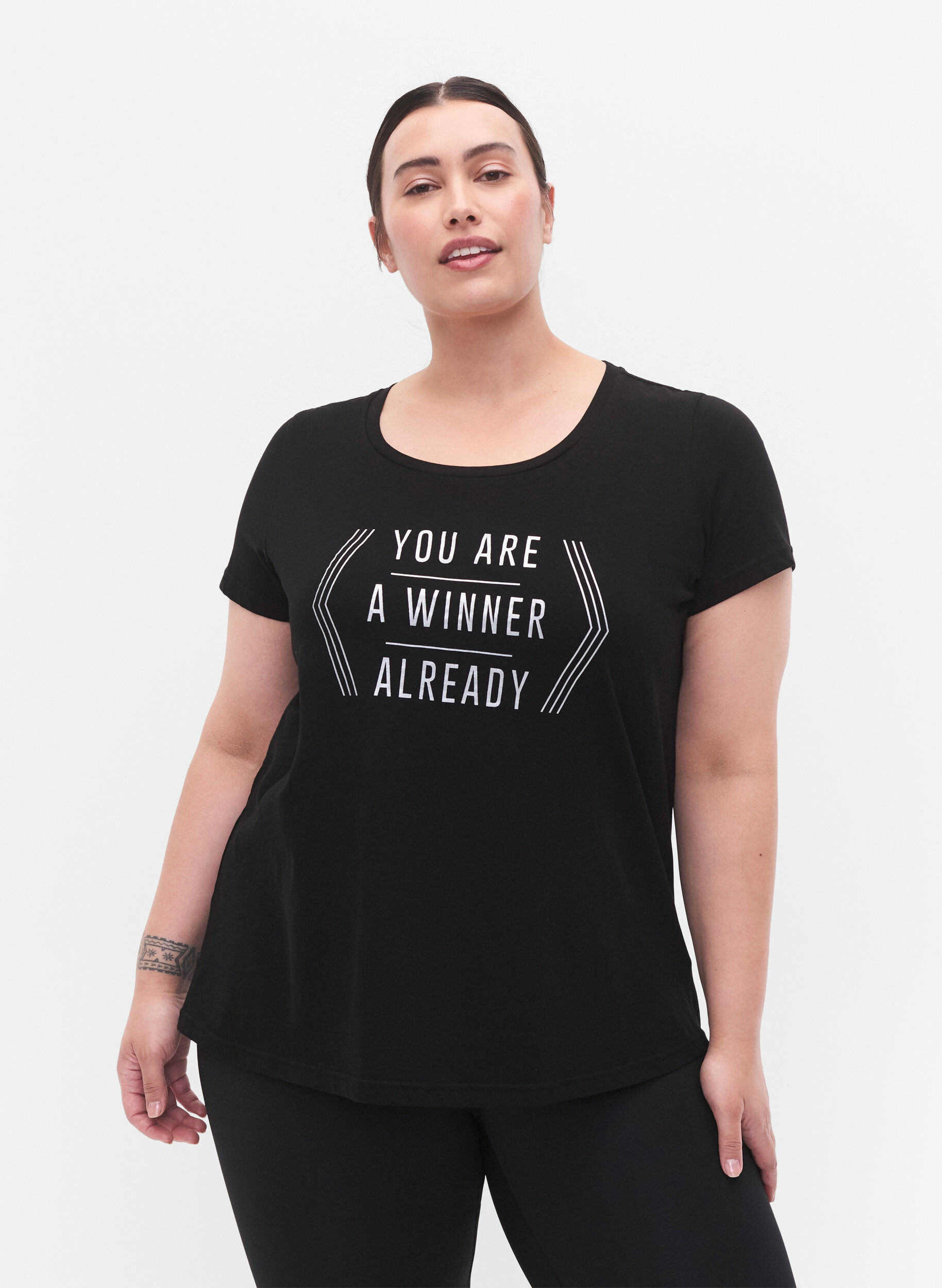 Zizzi Trainings-T-Shirt mit Print, Black w. Winner, Model image number 0