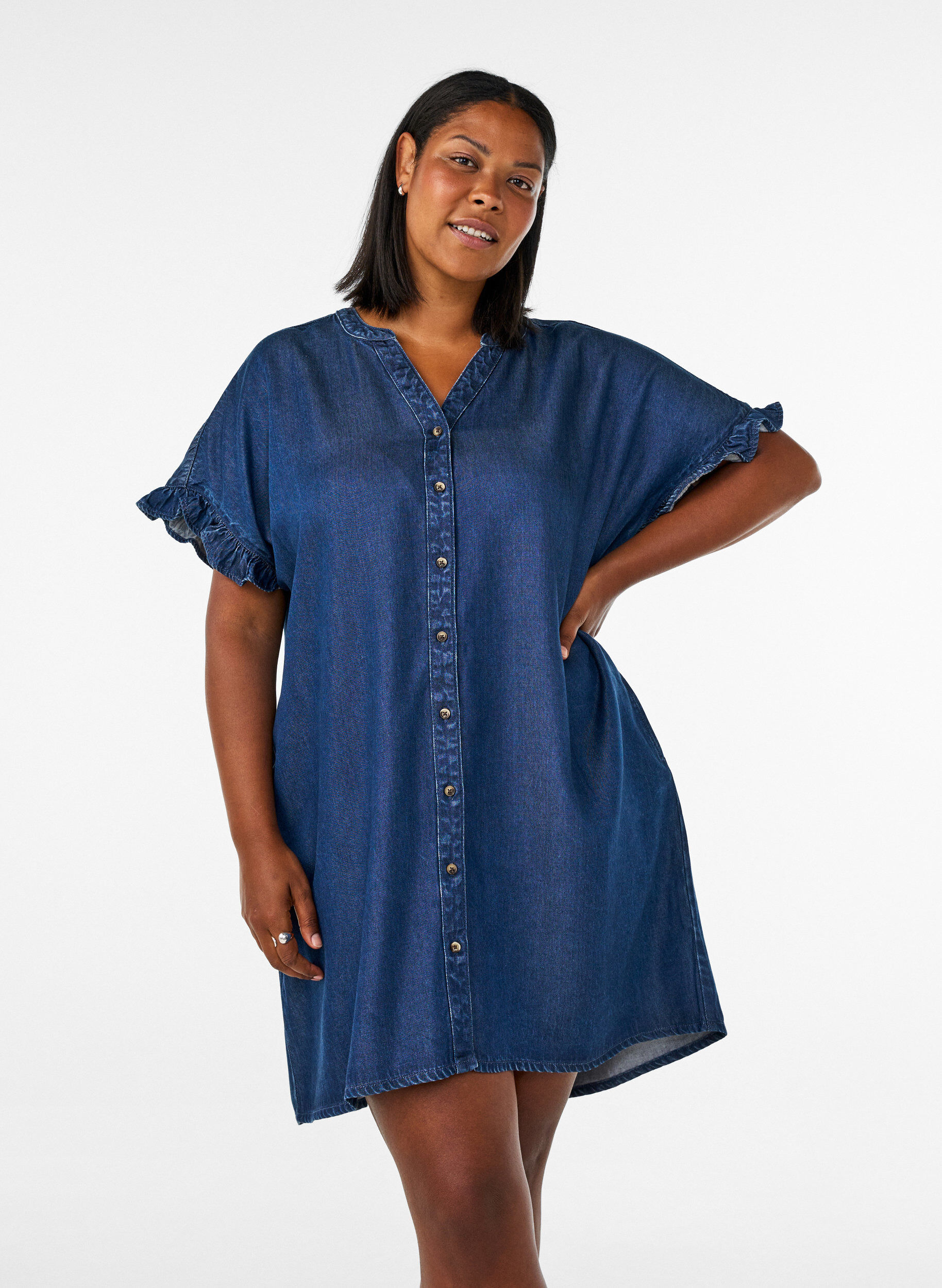 Robe aspect denim avec fermeture boutonn&eacute;e et manches &agrave; volants, Bleu, Model