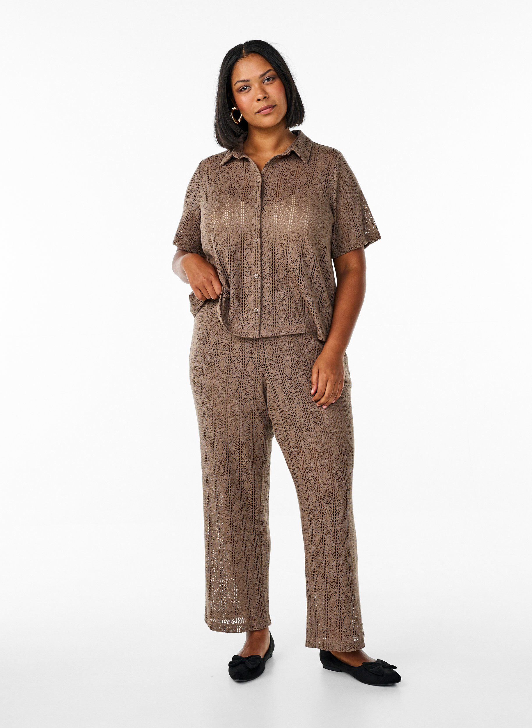 Zizzi Chemise &agrave; manches courtes avec motif ajour&eacute;, Marron, Model image number 1