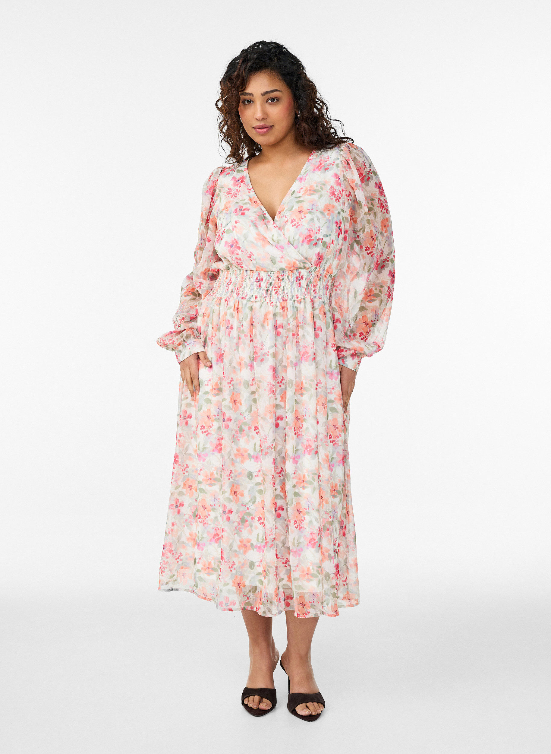 Gebl&uuml;mtes Midikleid mit Wickeloptik und Smock, Orange, Model