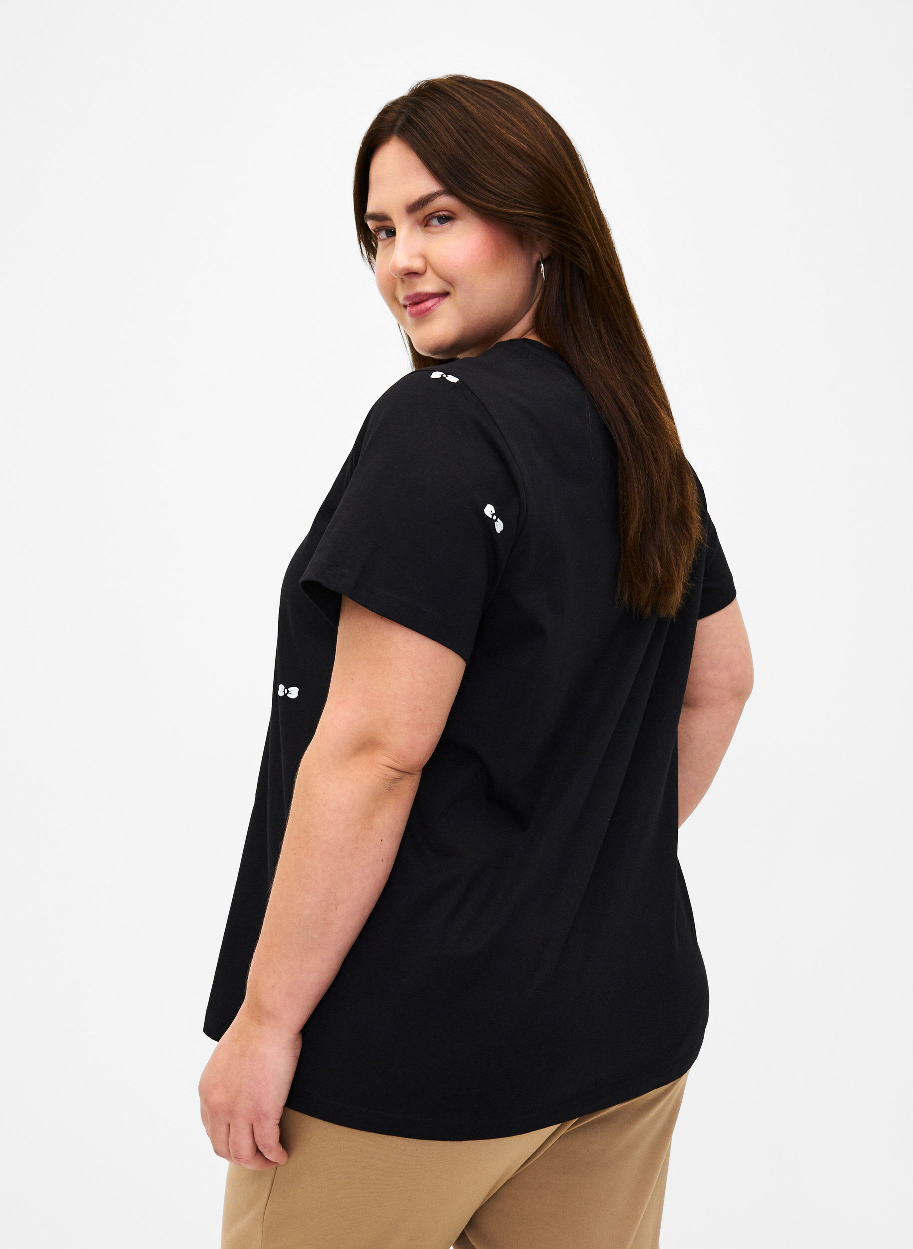 Zizzi T-shirt en coton biologique avec des n&oelig;uds, Black W. Bow Emb. , Model image number 1
