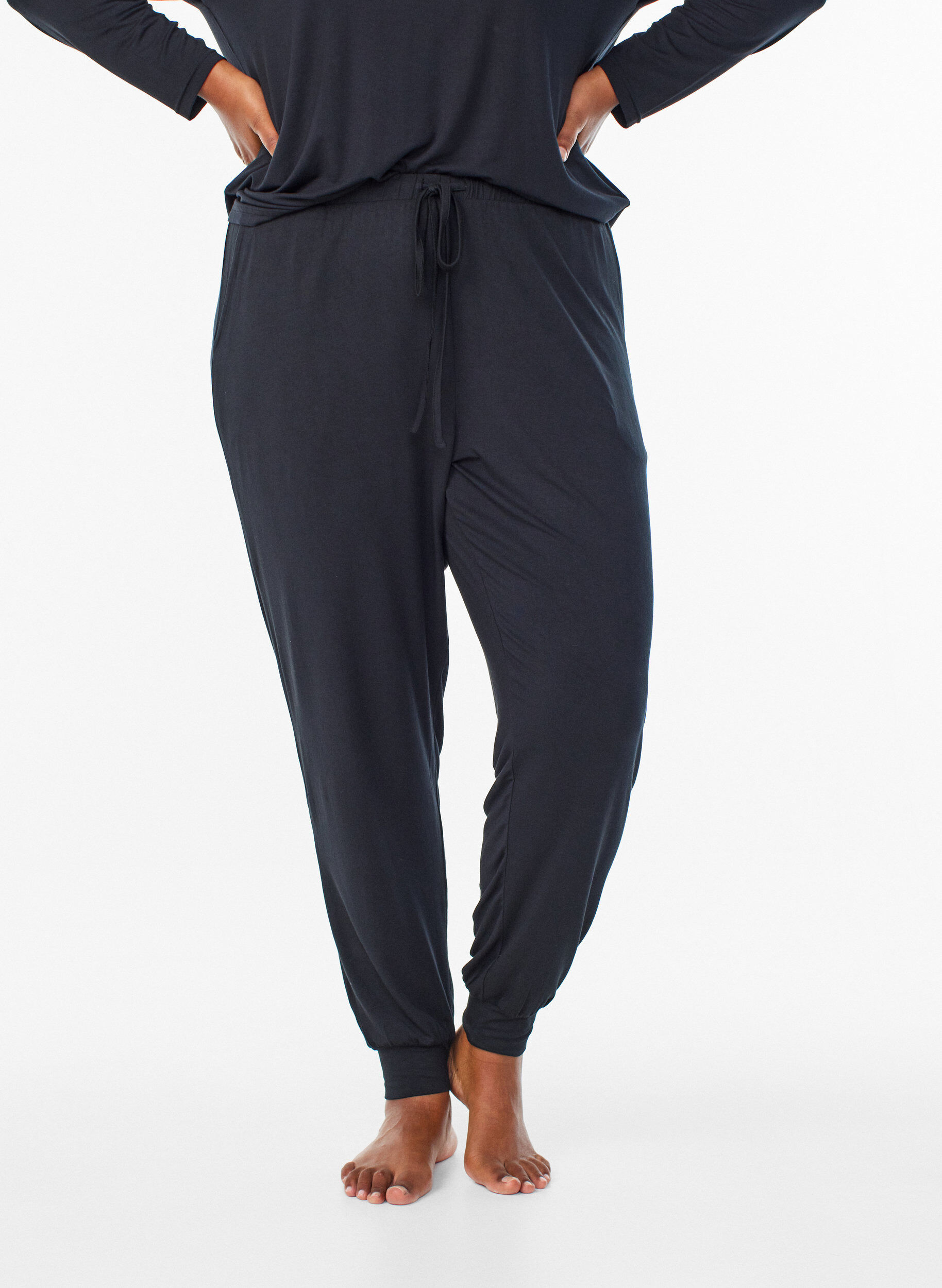 Zizzi Pantalon de nuit taille haute en modal, Noir, Model image number 2