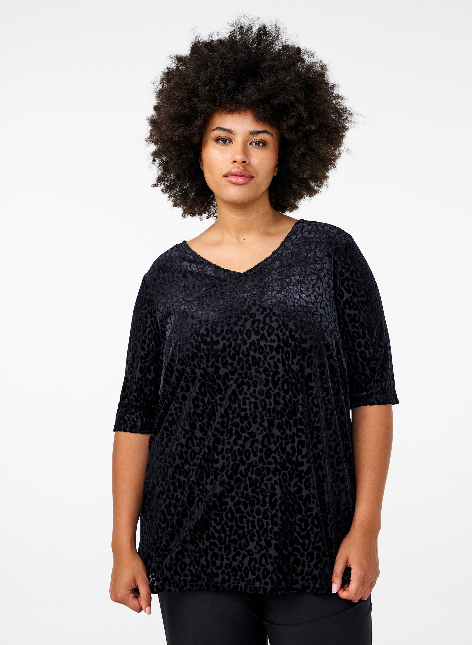 Zizzi Bluse mit kurzen &Auml;rmeln und Leopardenmuster, Schwarz, Model image number 0