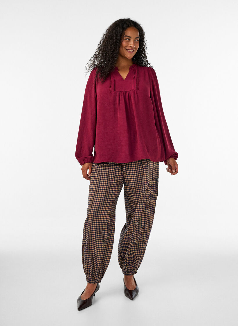 Blouse avec col en V et bande en crochet, Rouge, Model image number 1