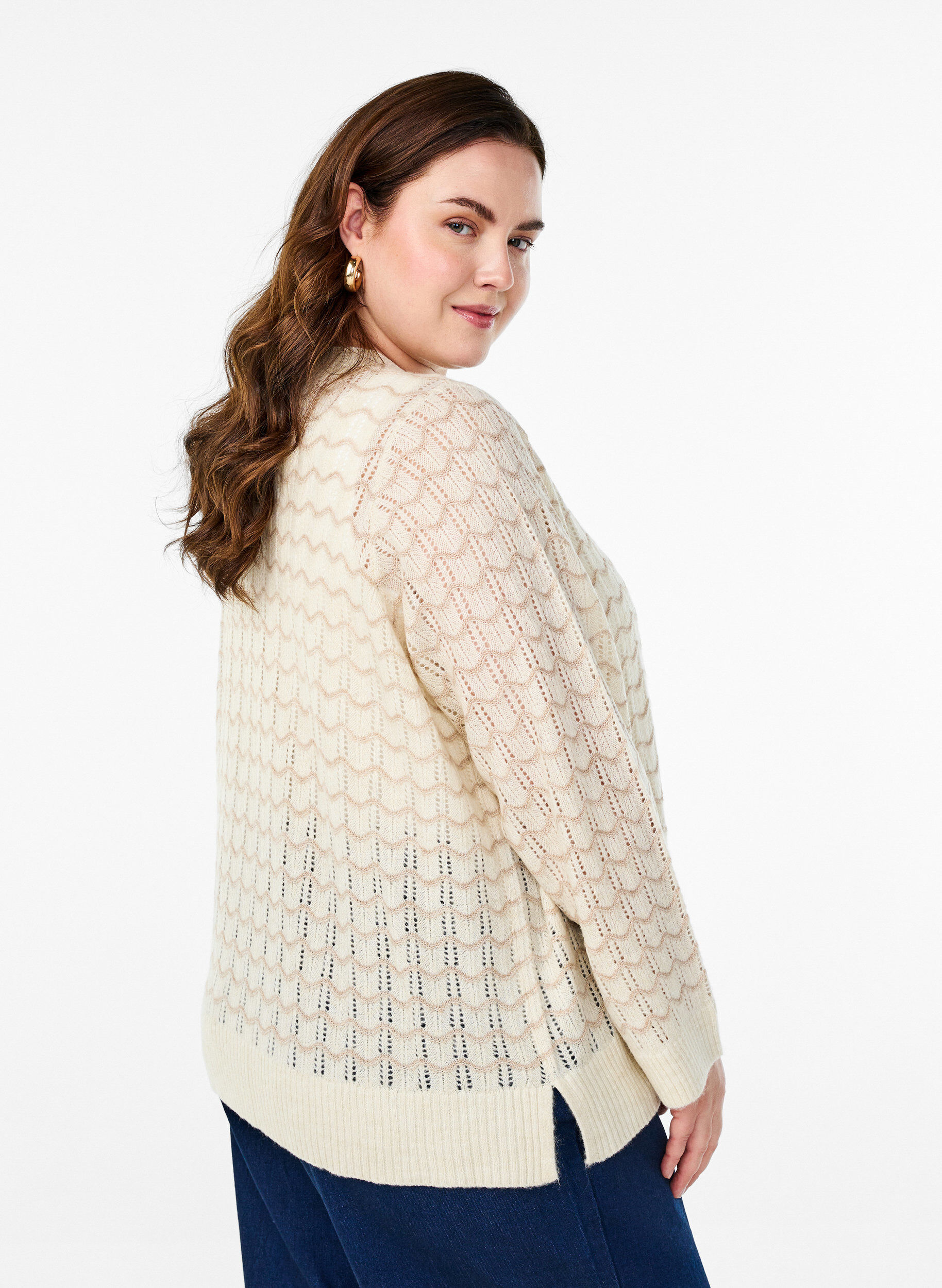 Zizzi Strickjacke mit Lochmuster und Wellenlinien, Birch w. Simply T., Model image number 1