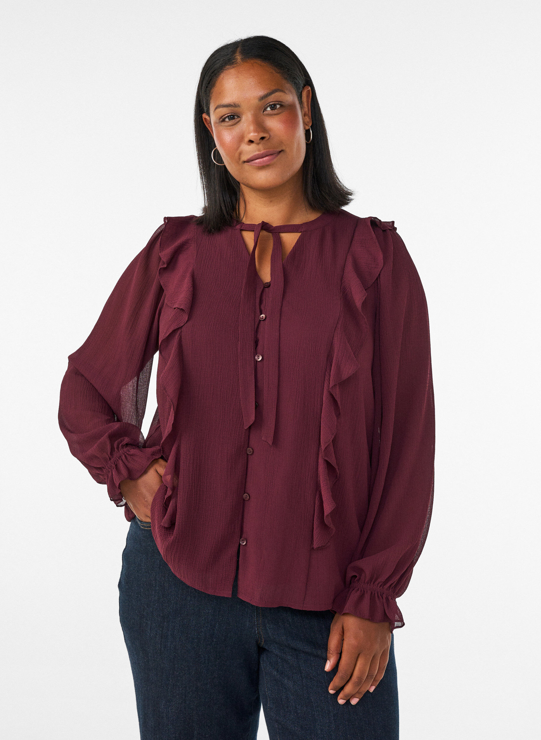 Transparente Bluse mit R&uuml;schen und Bindeband, Rot, Model